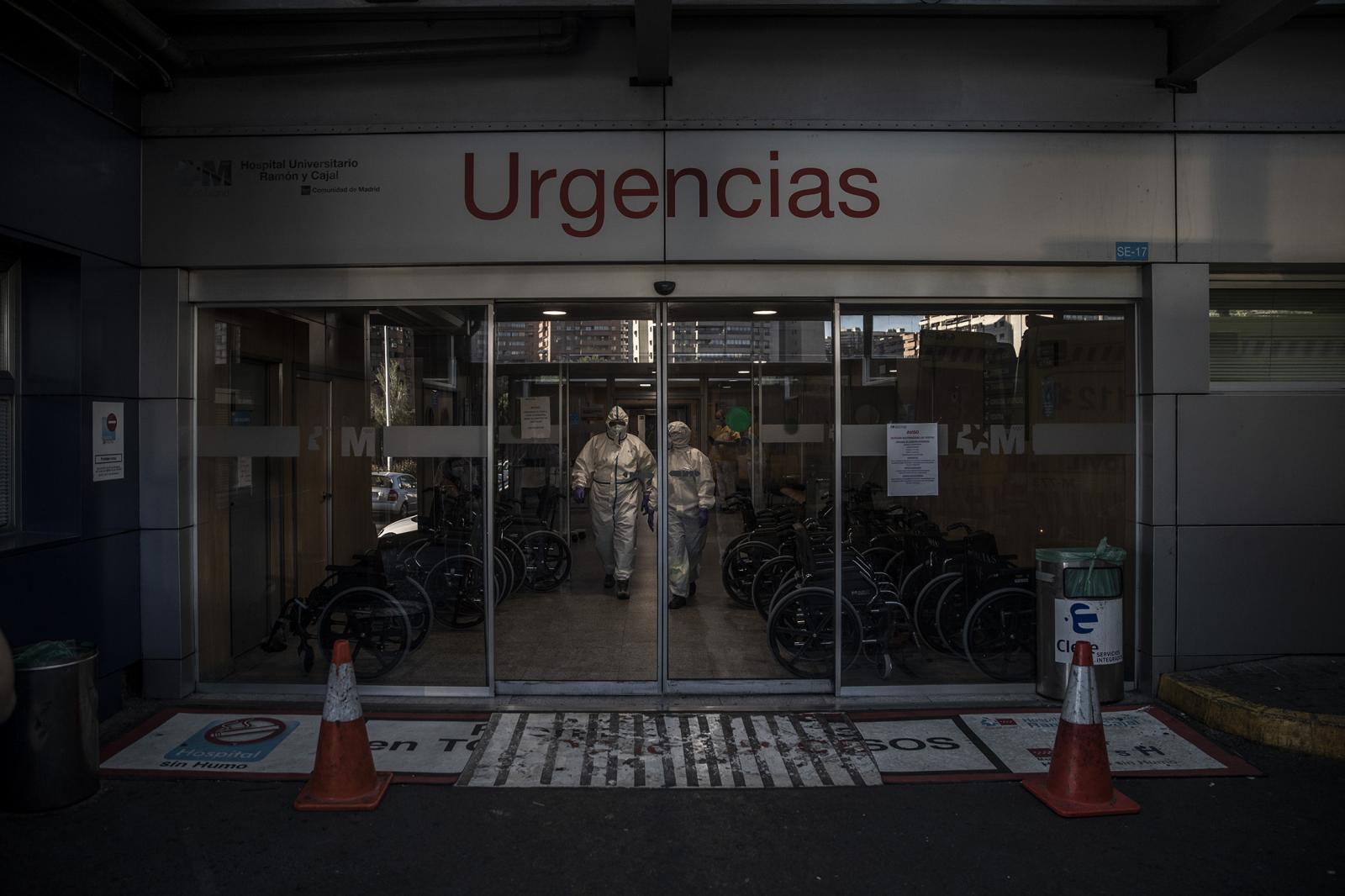 The frontline in the fight against the virus - El equipo de la UVI-03 del SUMMA abandona el hospital...