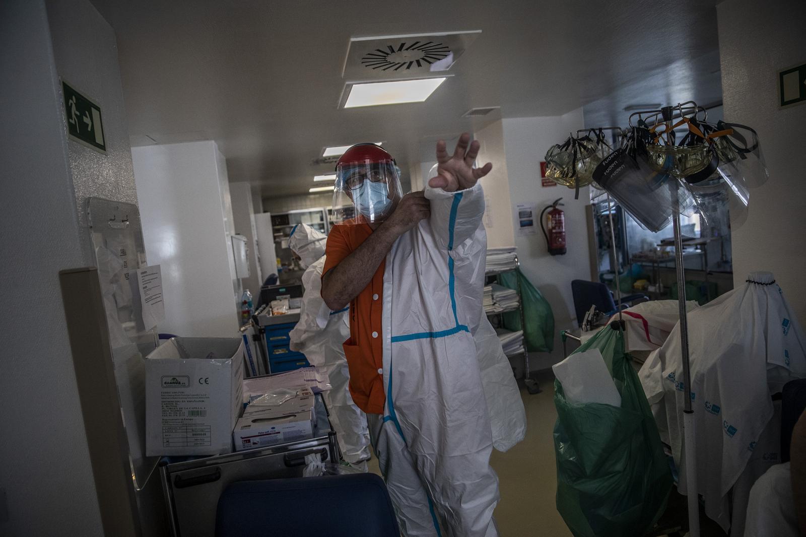 The frontline in the fight against the virus - I–igo, cirujano en el hospital de La Princesa  se prepara...