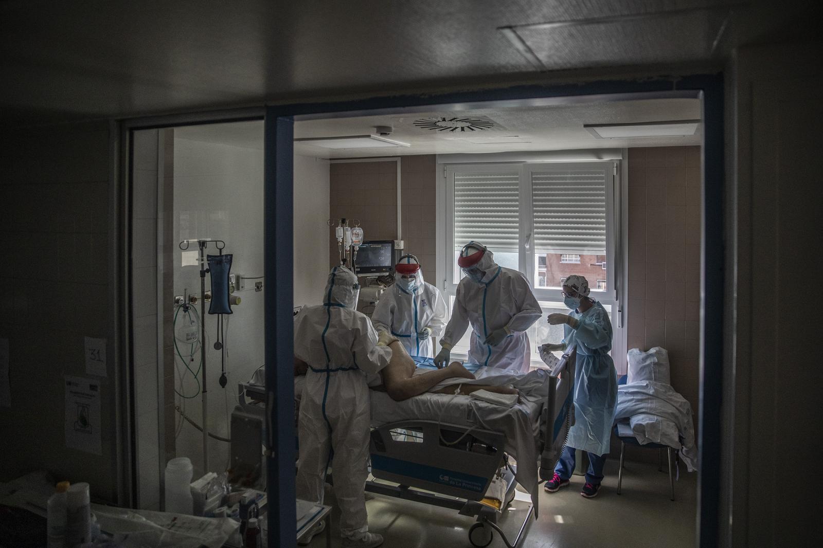 The frontline in the fight against the virus - I–igo, cirujano del hospital de La Princesa trata junto a...