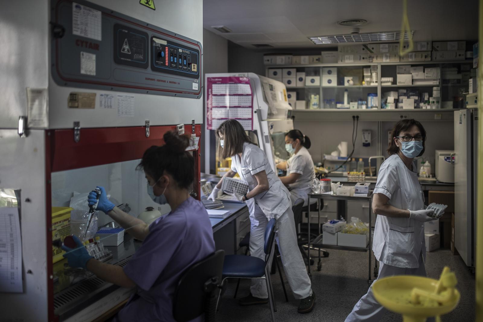 The frontline in the fight against the virus - El ‡rea de microbiolog’a del hospital de La Princesa se...