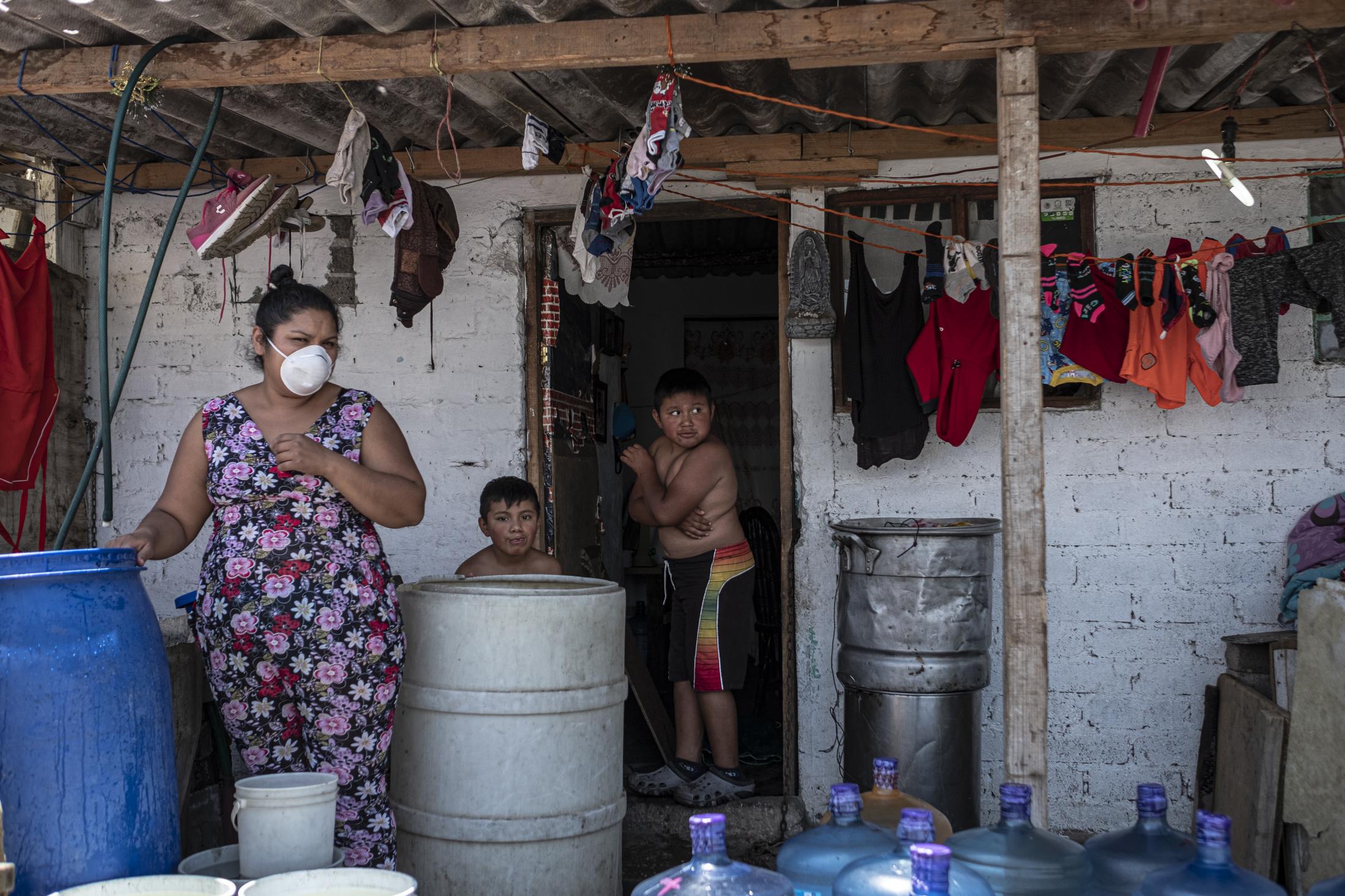 MEXICO, CITY, MEXICO.En MÃ©xico, 10.5 millones de familias no cuentan con agua potable diariamente en su casa, y la carencia de este servicio, de acuerdo con especialistas en derechos humanos, se convertirá en uno de los mayores retos para afrontar la contingencia sanitaria por el nuevo coronavirus. Photo: Jacky Muniello.