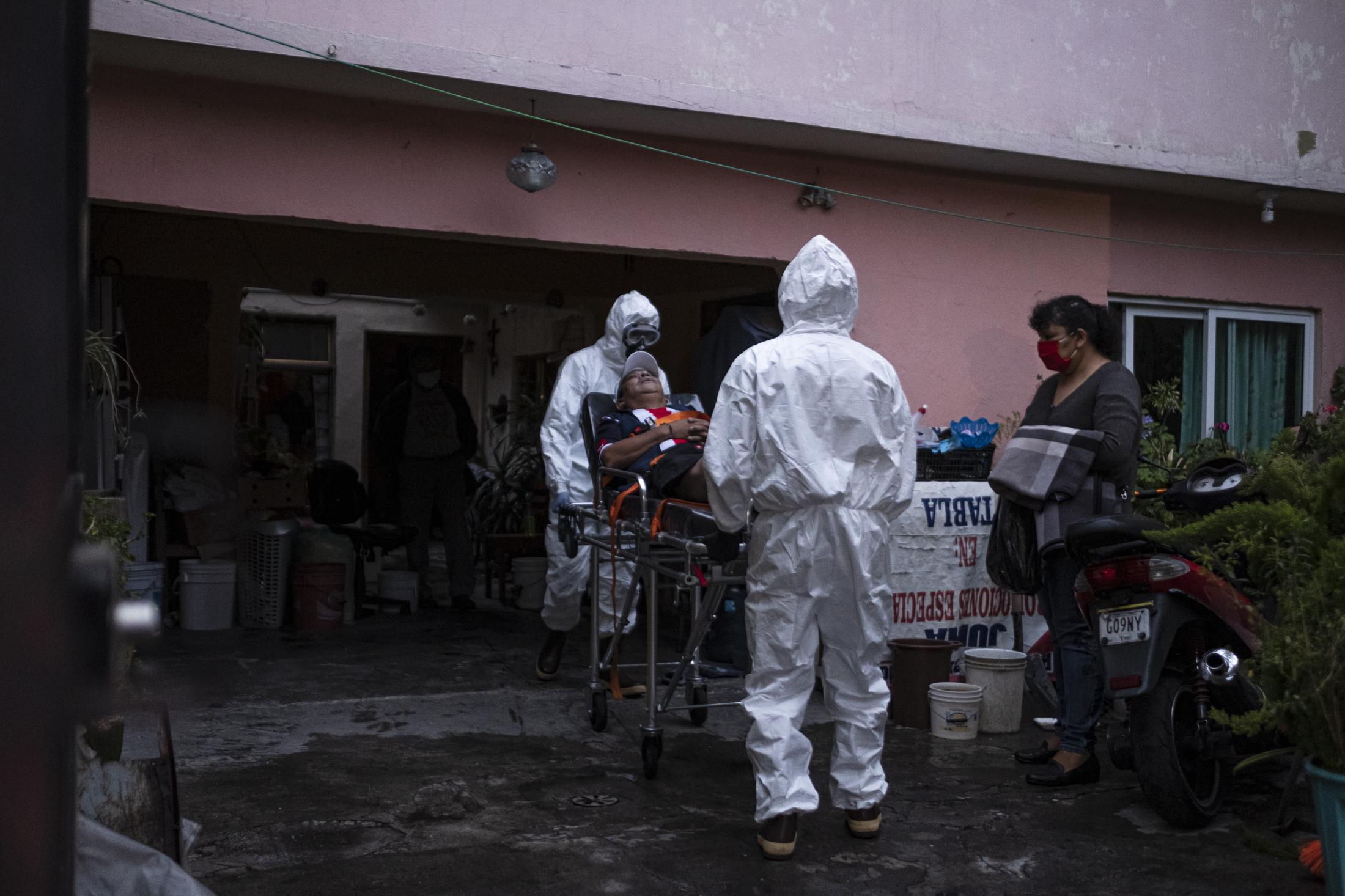 Pandemia - MÃ©xico, City Mexico. David Olazagasti y su compaÃ±ero...