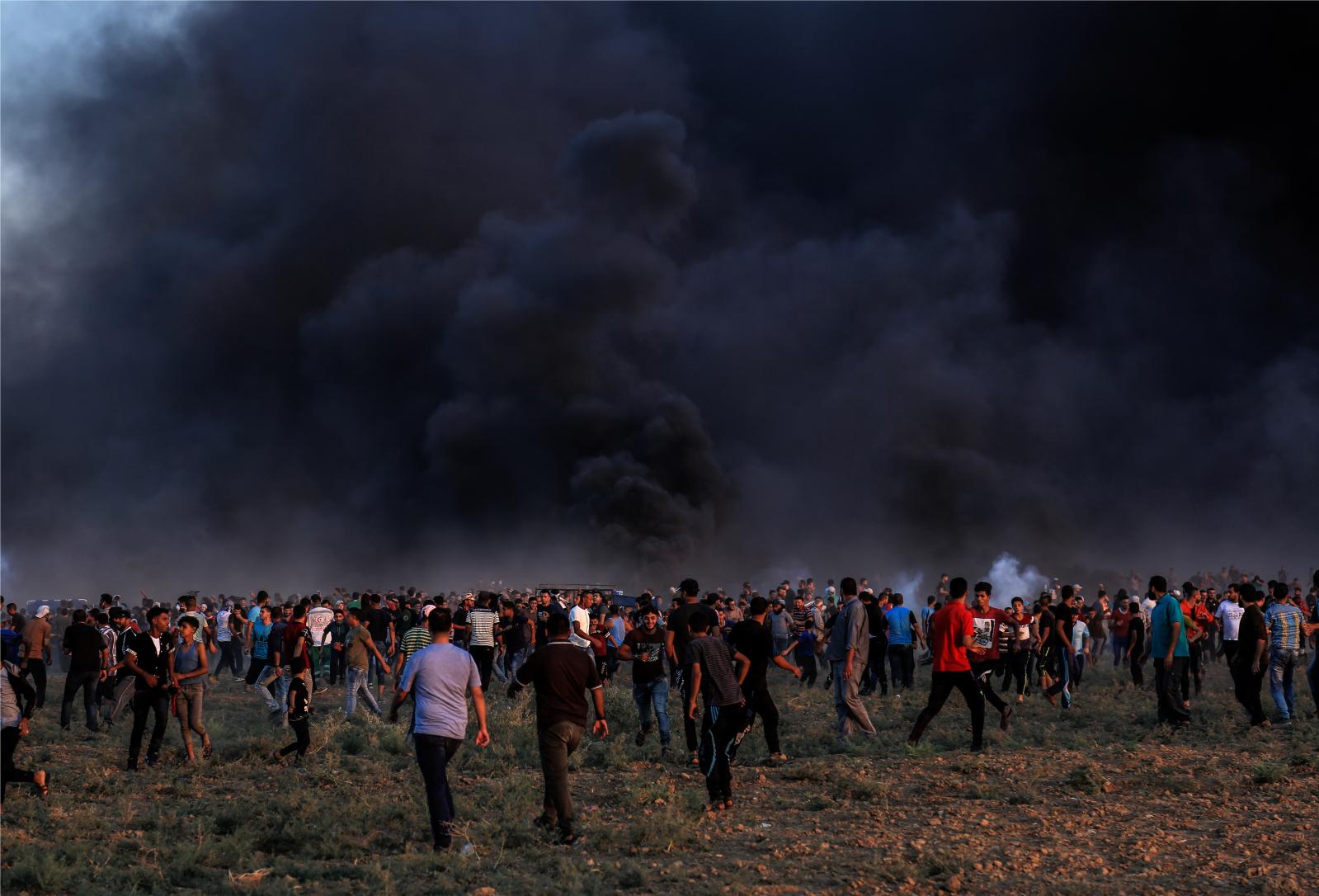 Demonstrators on the Gaza border burn tires during clashes with the Israeli army. 10 Dec 2018