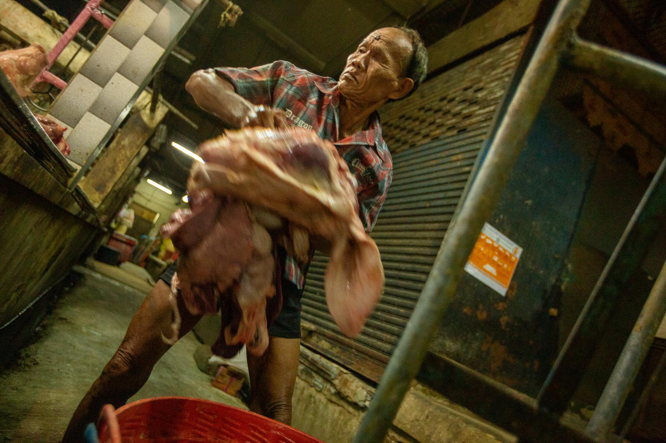 Uncle Chet`s Meat Supply - Offals are placed on the butcher´s table