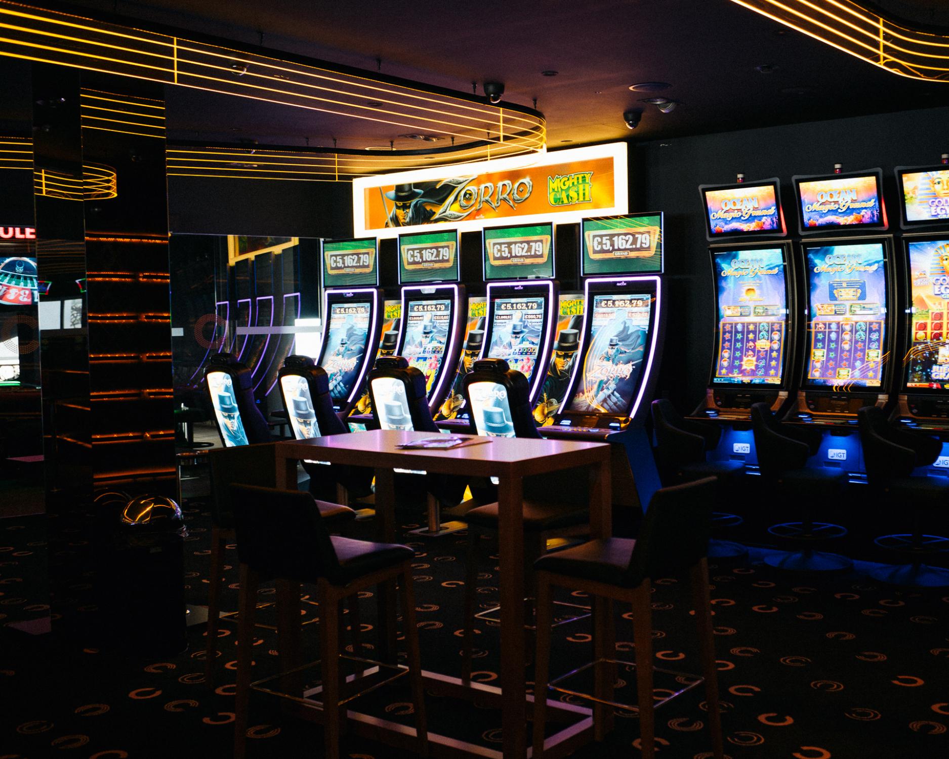 Dolor y gloria -  La salle des machines à sous du casino est...