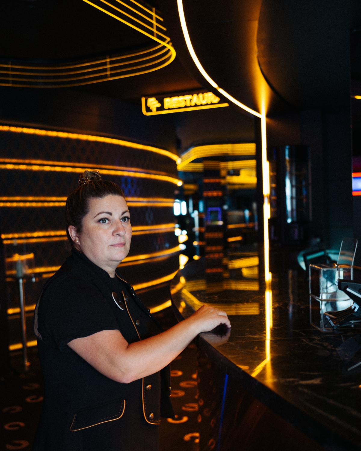 Dolor y gloria -  Ana Gonzalez est employée au casino depuis 15...