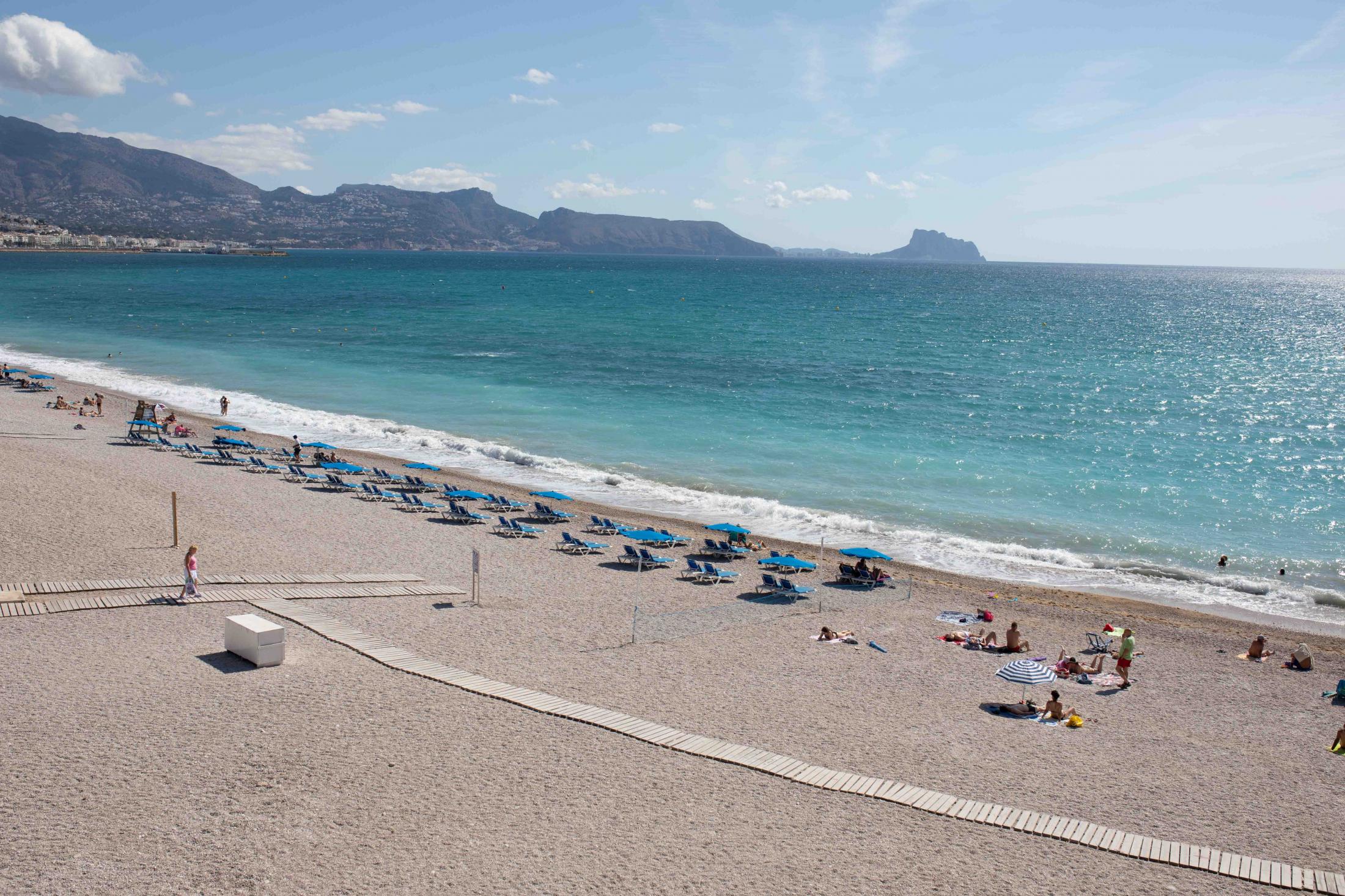  [ENG] Those who are looking to get away from the hustle and bustle, and the typical fine sand beaches, love Playa del Albir, because it is the...