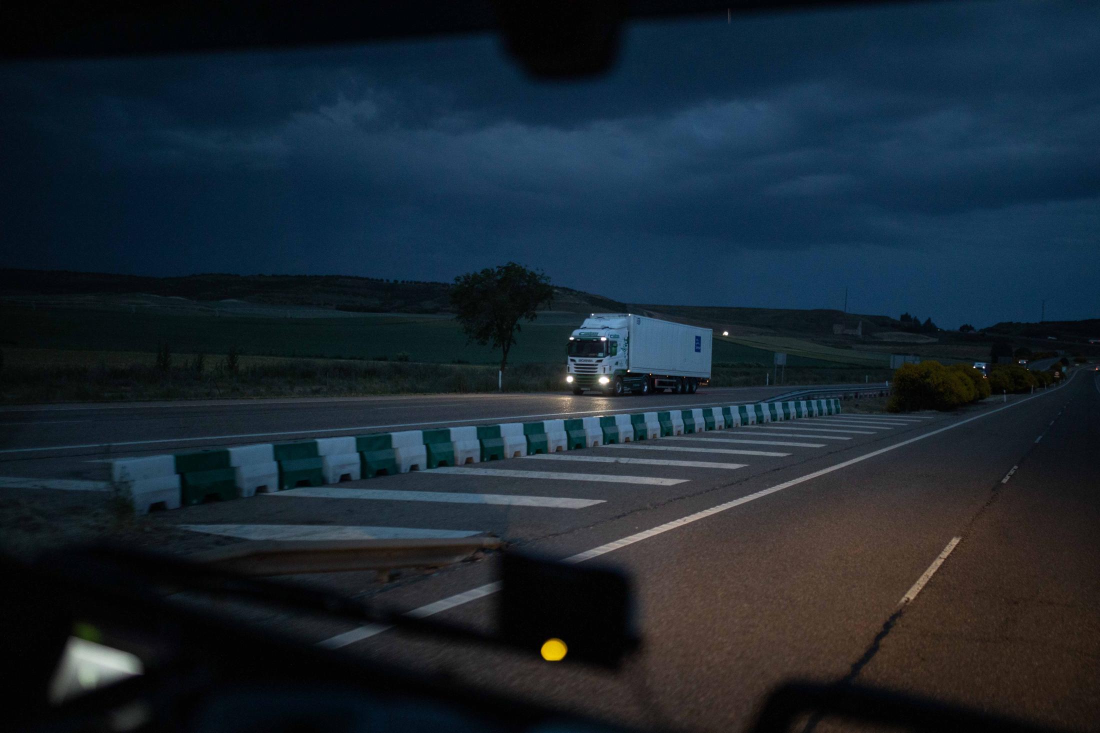 Loneliness and Intimacy of a Truck Driver - [ESP] Primer trayecto de Esteban el lunes. Autovía...