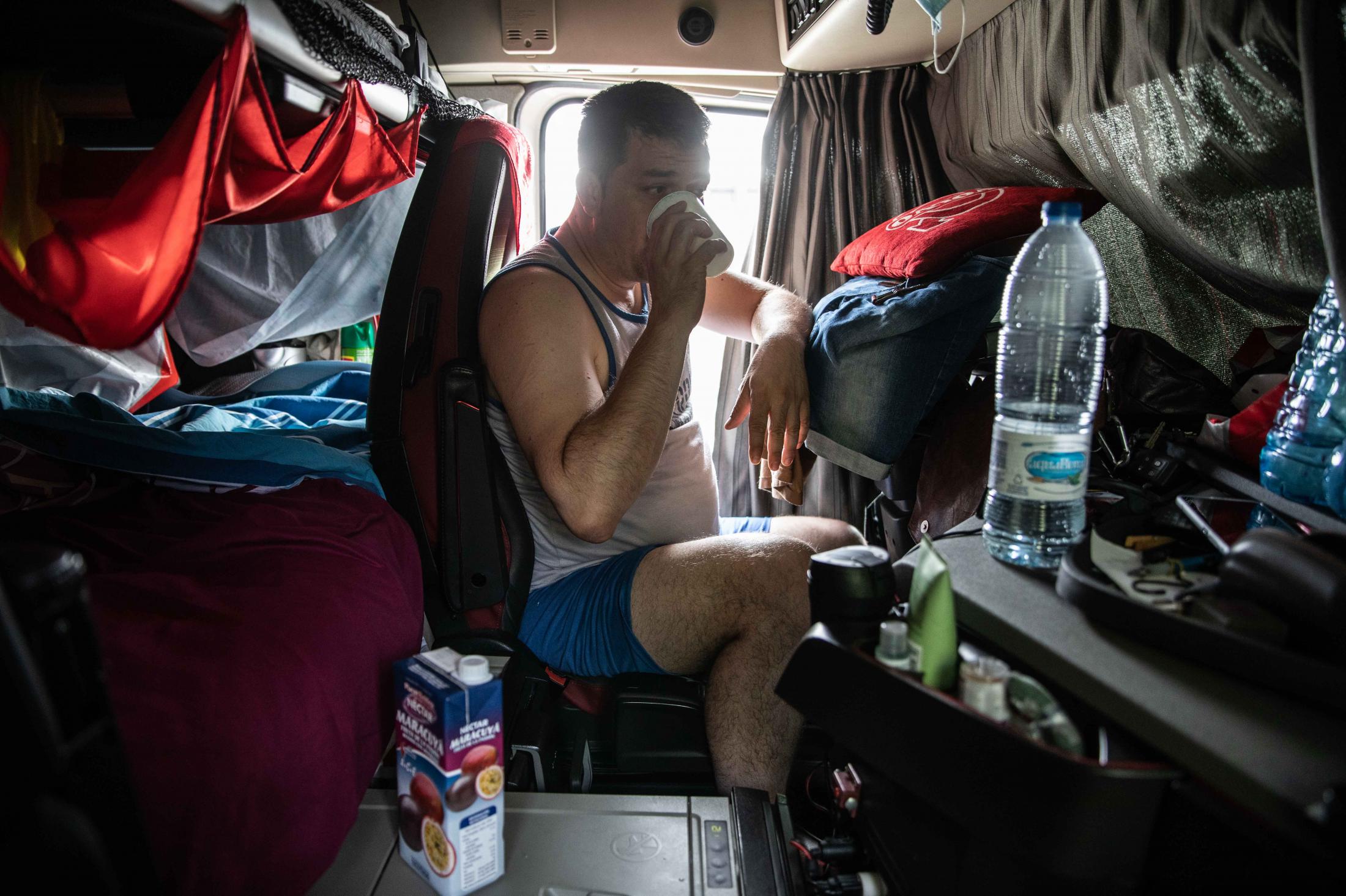 Loneliness and Intimacy of a Truck Driver - [ESP] Raul se bebe un zumo por la mañana al...