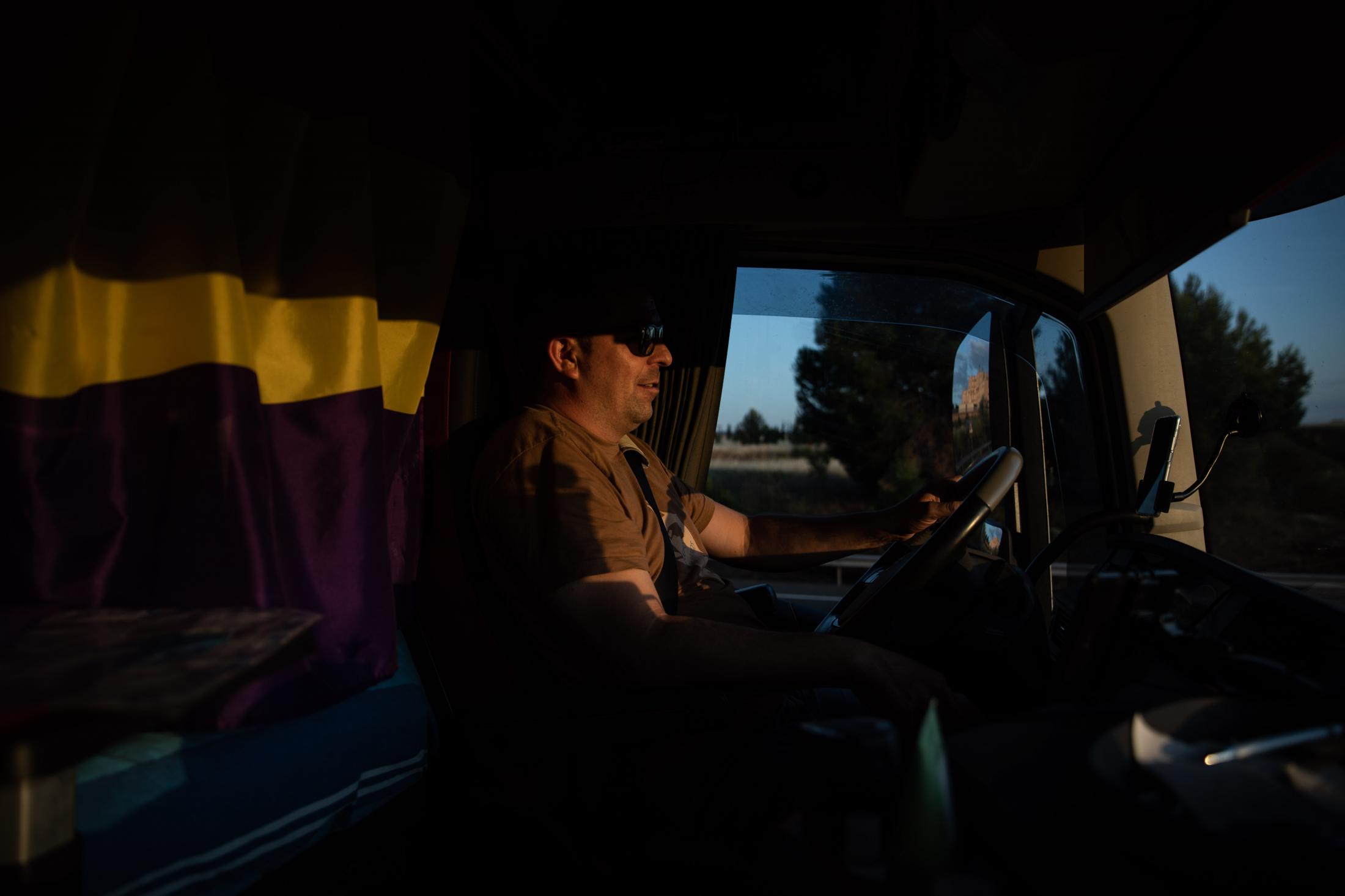 Loneliness and Intimacy of a Truck Driver - [ESP] Raul Cabañero conduciendo en...