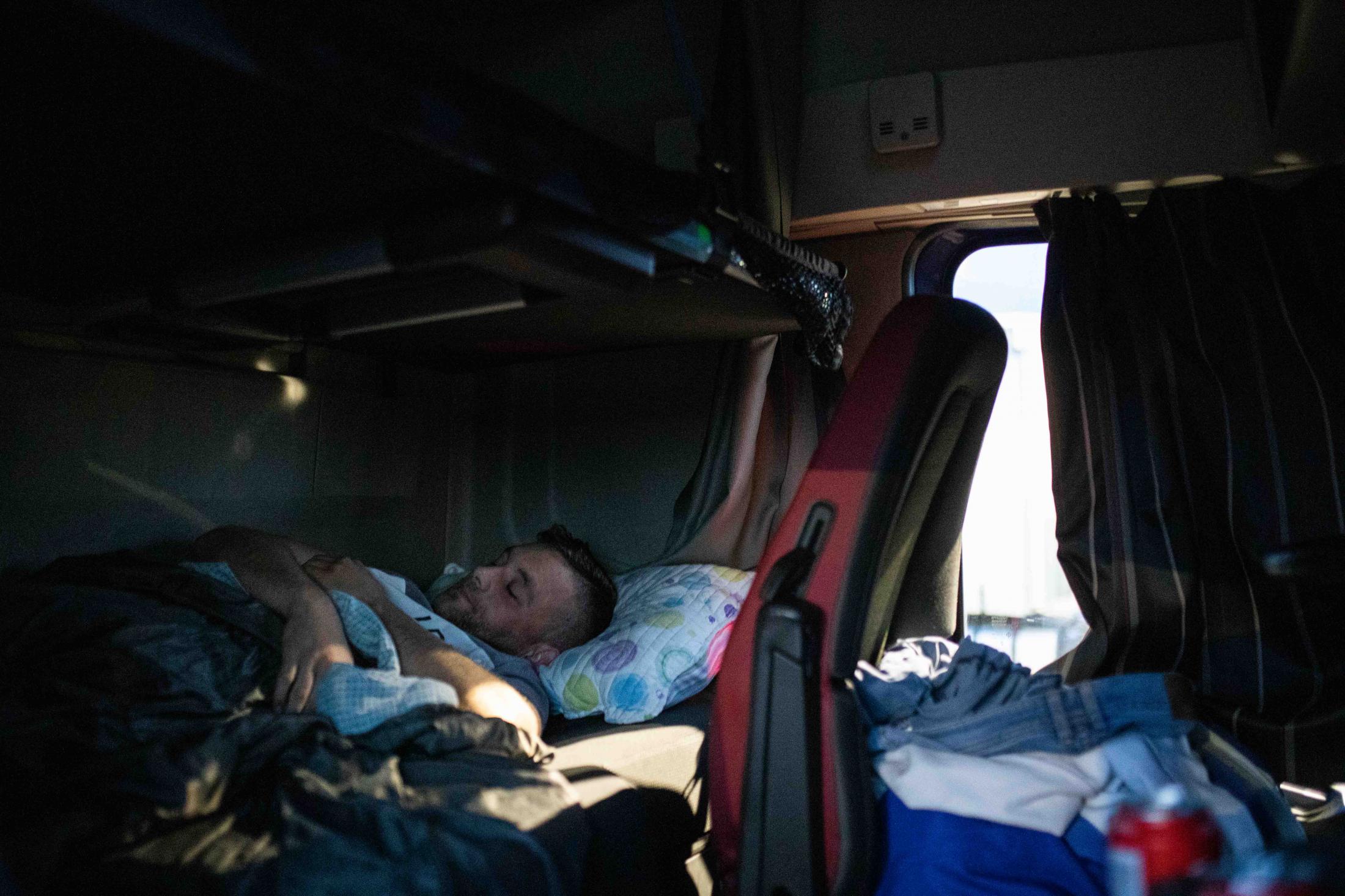 Loneliness and Intimacy of a Truck Driver - [ESP] Esteban duerme en el camión mientras amanece...