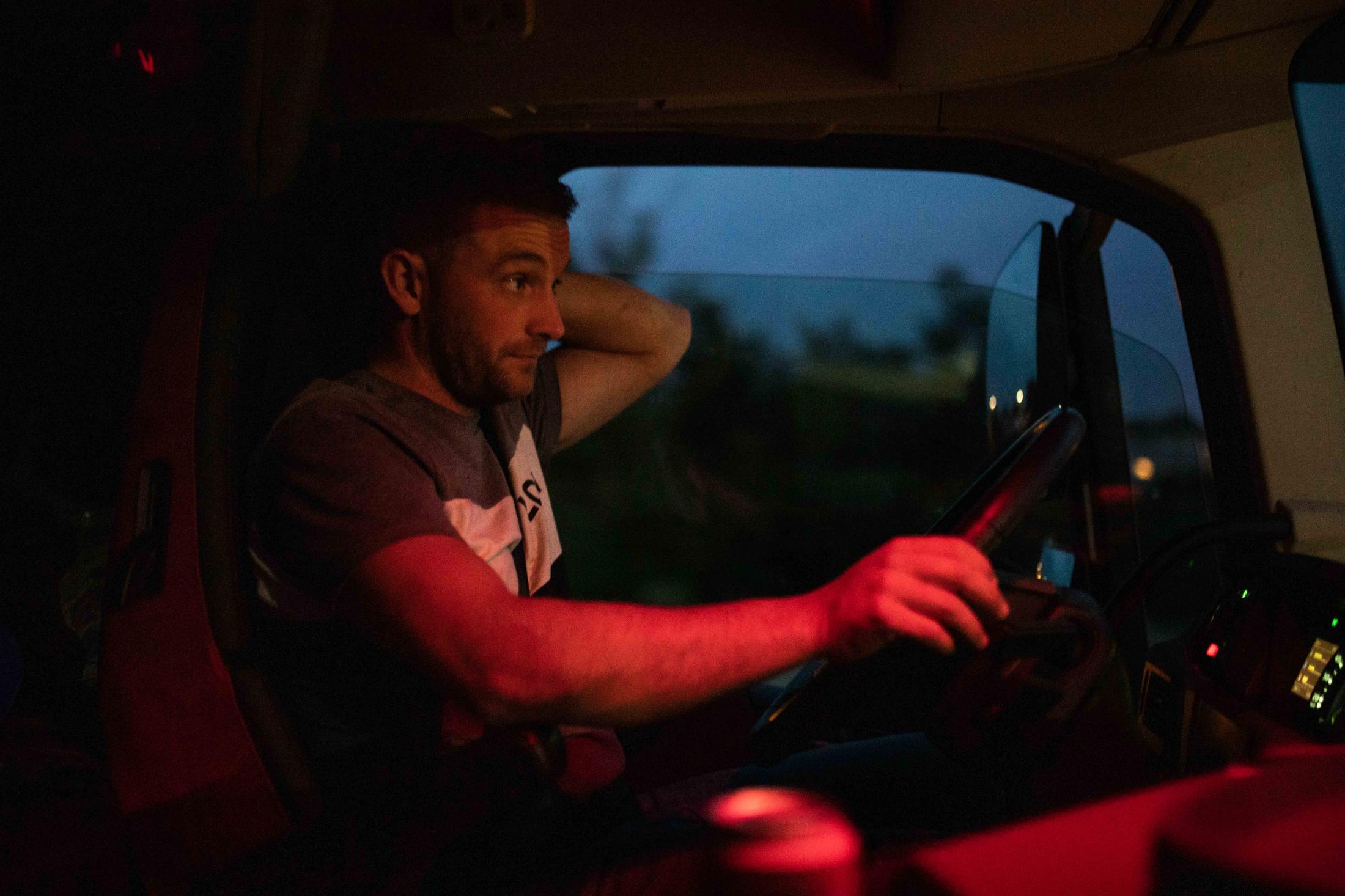 Loneliness and Intimacy of a Truck Driver - [ESP] Esteban conduce el camión con 40 toneladas...