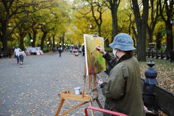 "New York is Back"? - Woman painting at The Mall in Central Park. November 2020, Manhattan.