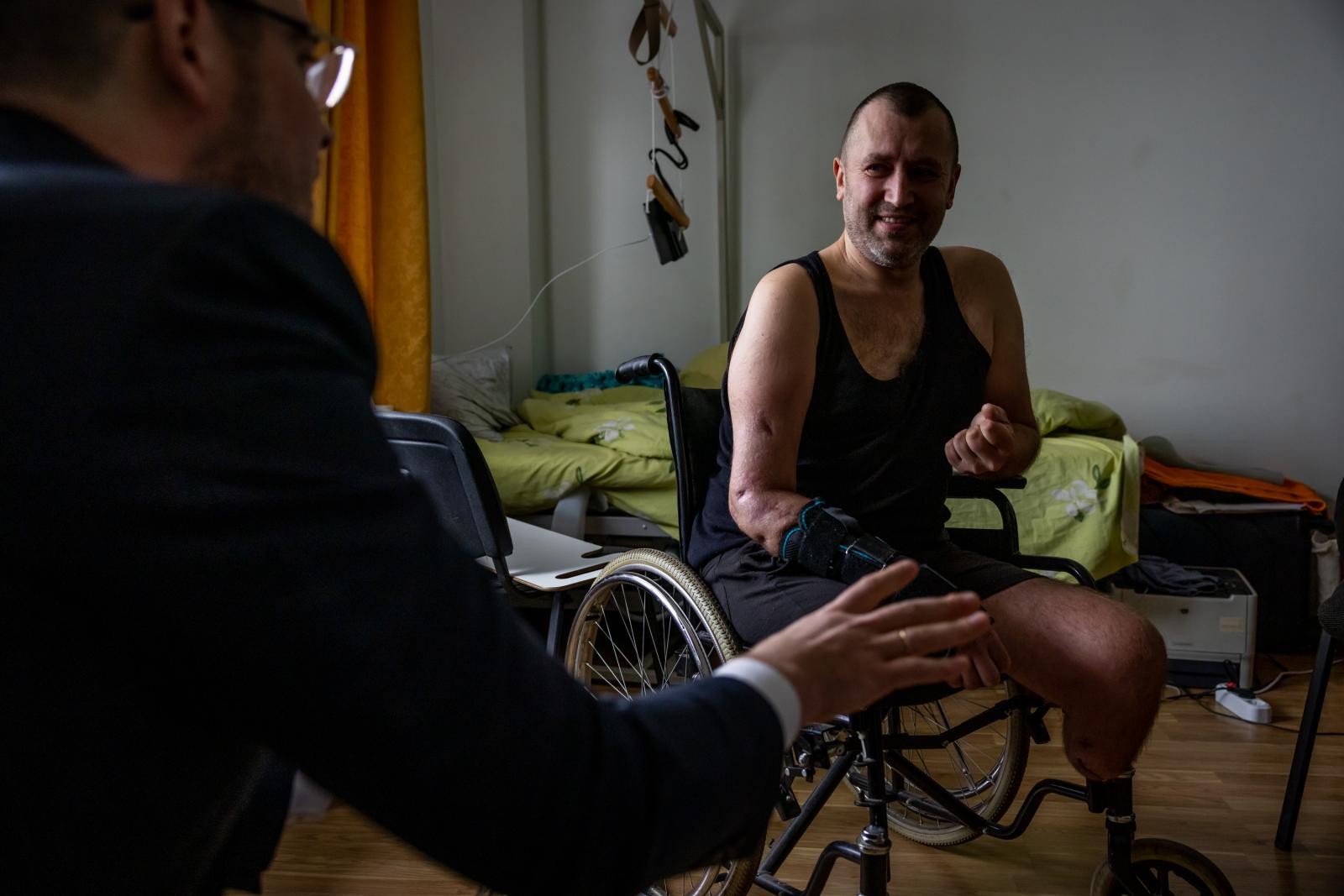 SOLDIERS LEARN HOW TO RESTART THEIR LIVES-for The Globe&Mail - Olek Fedoriv, 39, lost both legs during a battle in the...