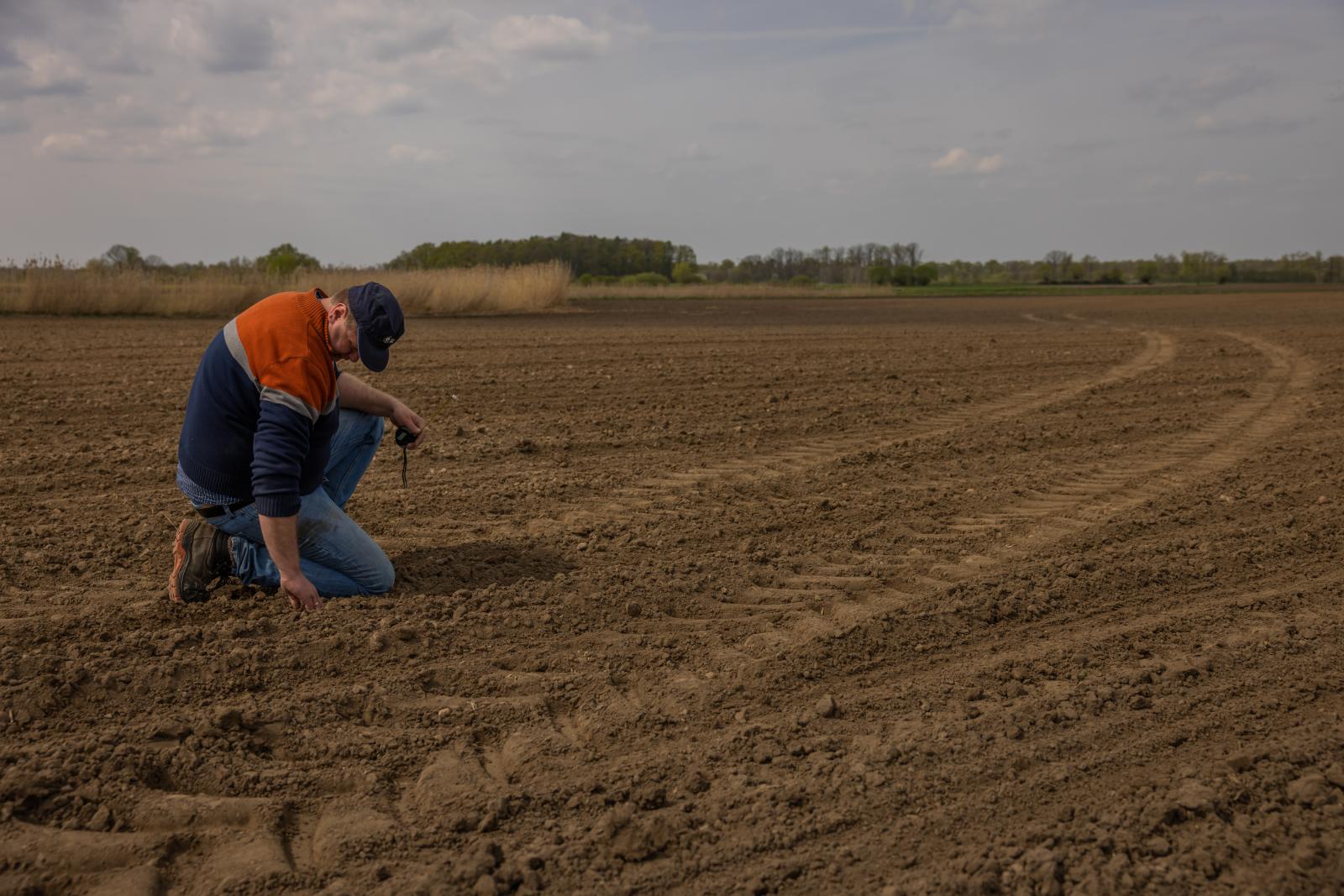  Adrian Wawrzyniak checks that ...upport for farmers in Ukraine. 