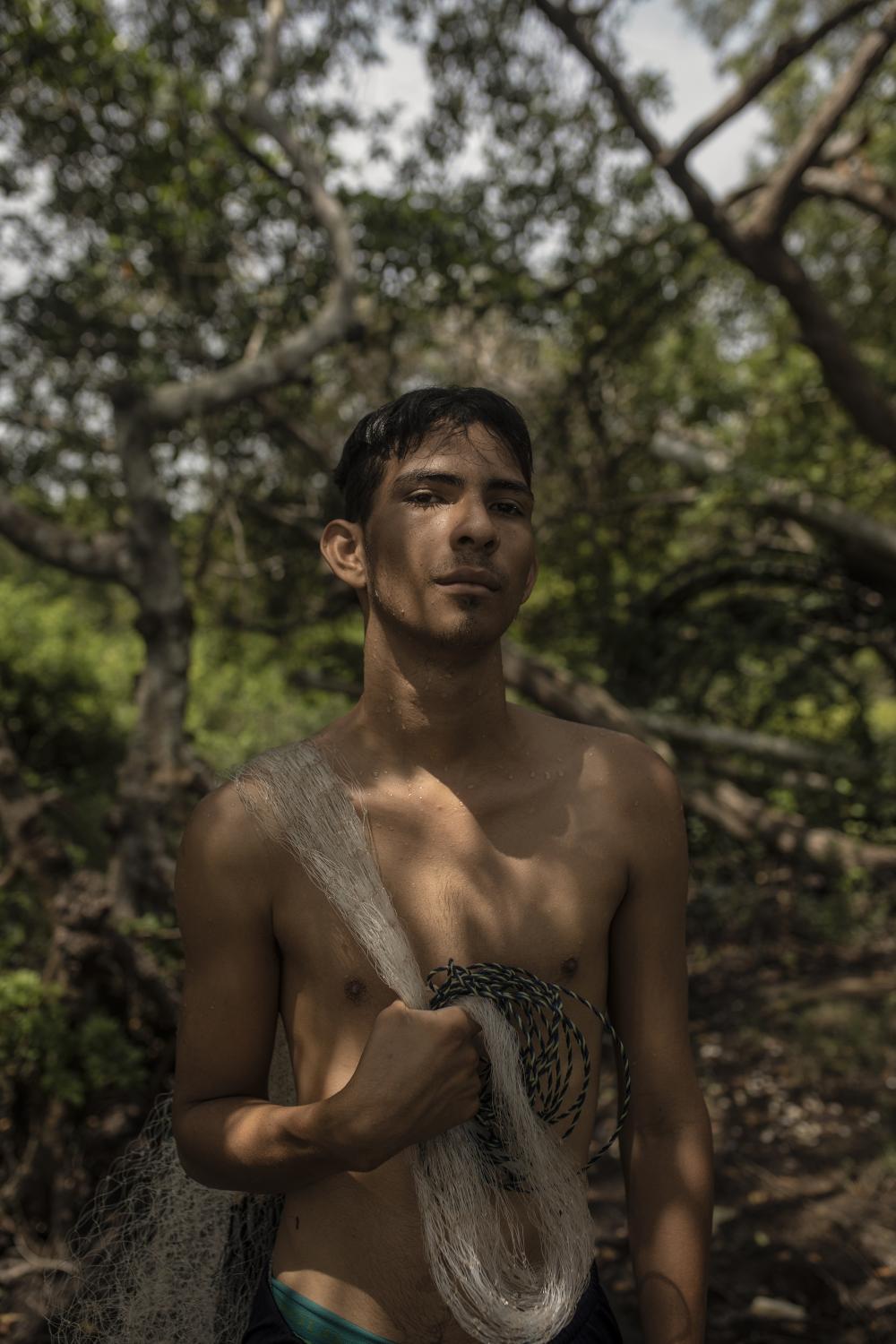 Brian Zamudio, 18 a&ntilde;os, posa en la Laguna de Alvarado. Durante su tiempo libre ayuda a...