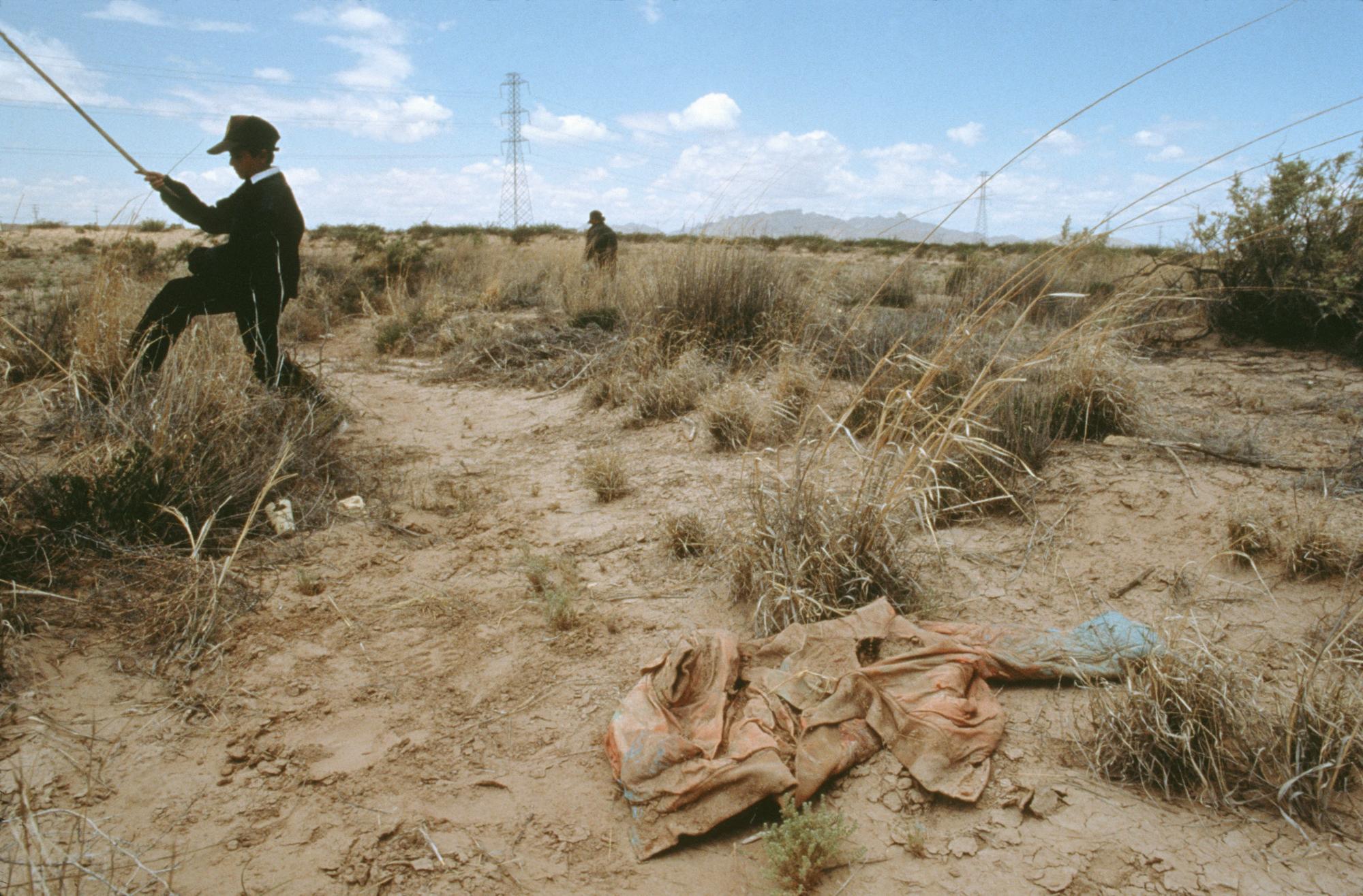 Missing Women of Juarez (1998) Search - Volunteers search the Lote Bravo for remains of missing...