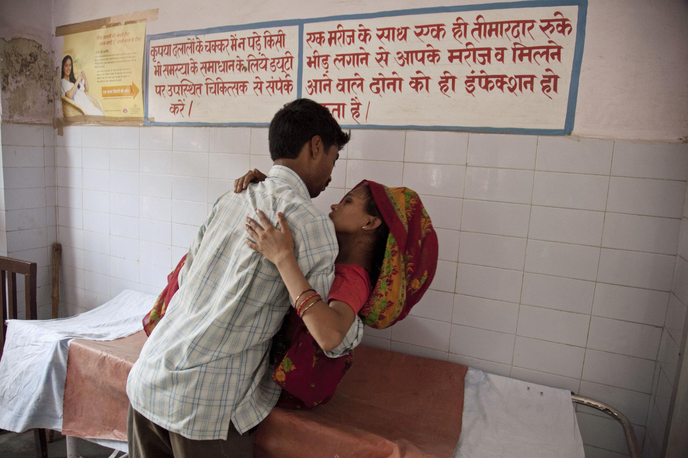 Husband bringing wife for emergency to Barabanki District Hospital. Barabanki, Uttar Pradesh,...