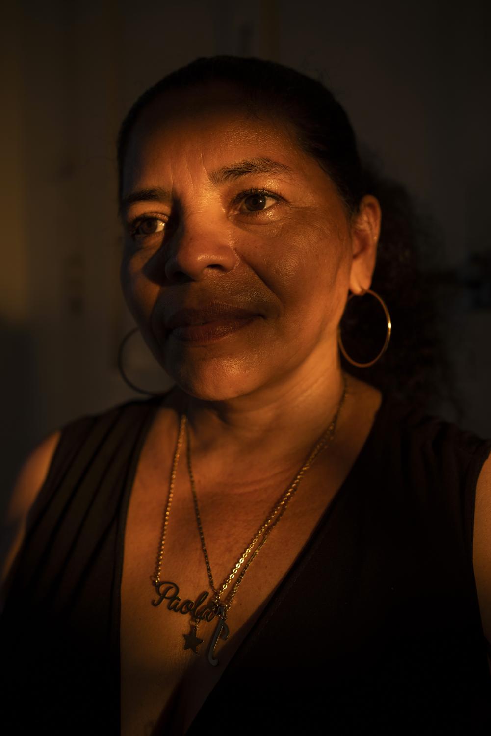 Mujeres ante la pandemia: Paola - Paola Reyes posa al interior de la casa donde la han...
