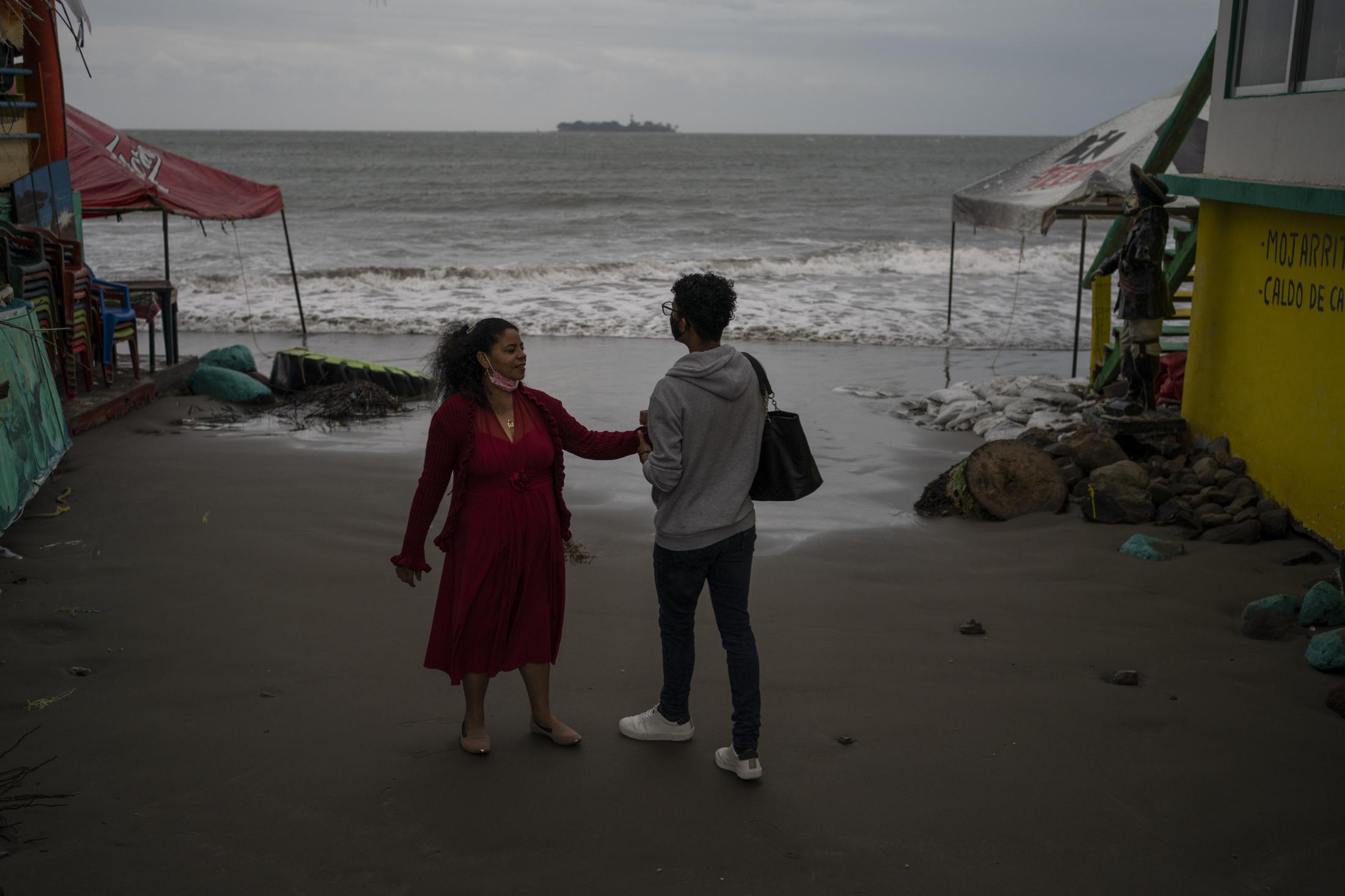 Mujeres ante la pandemia: Paola - Paola Reyes se encuentra con su hijo Emanuel, dando un...