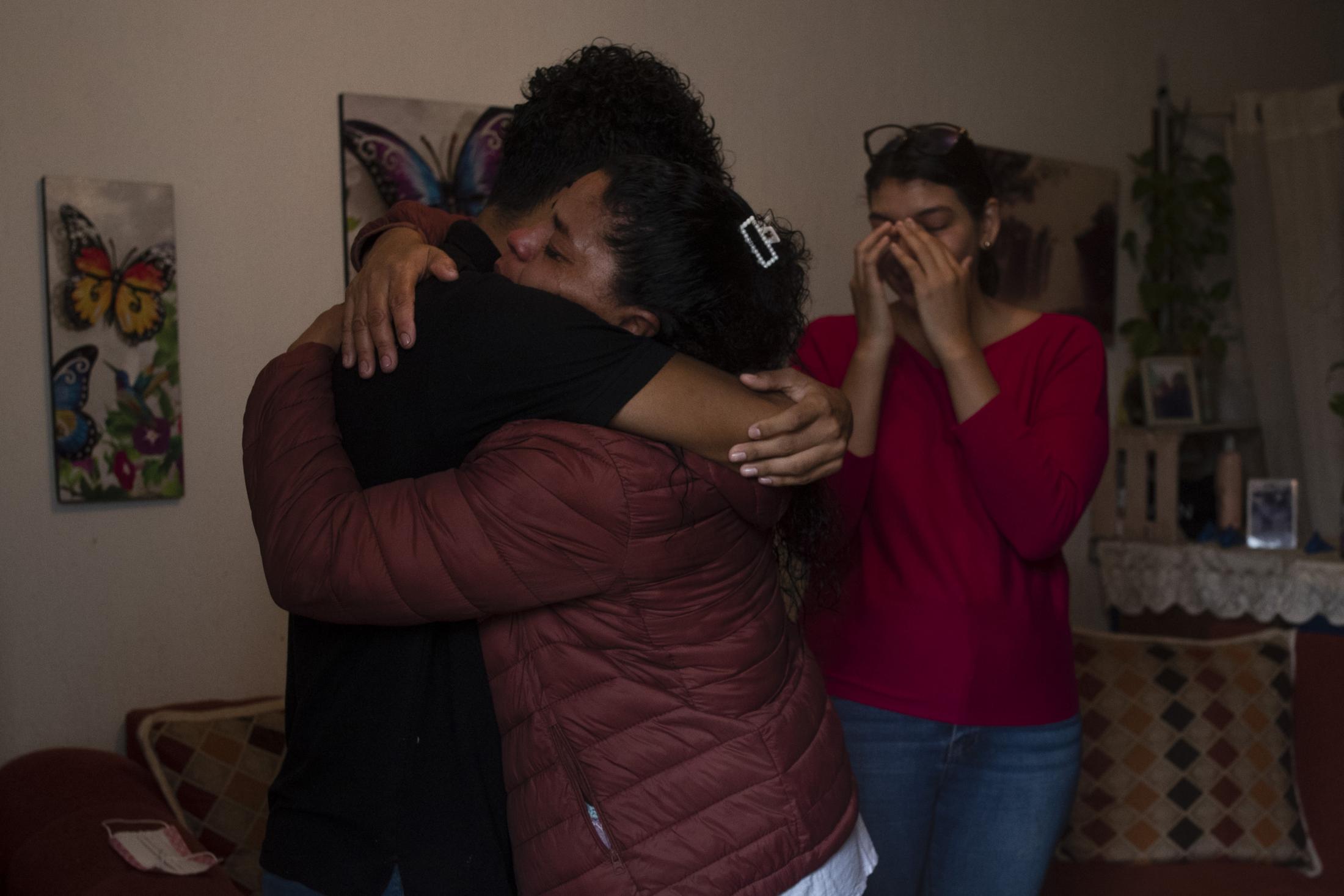 Mujeres ante la pandemia: Paola - Paola Reyes se abraza con sus hijos con motivo de...