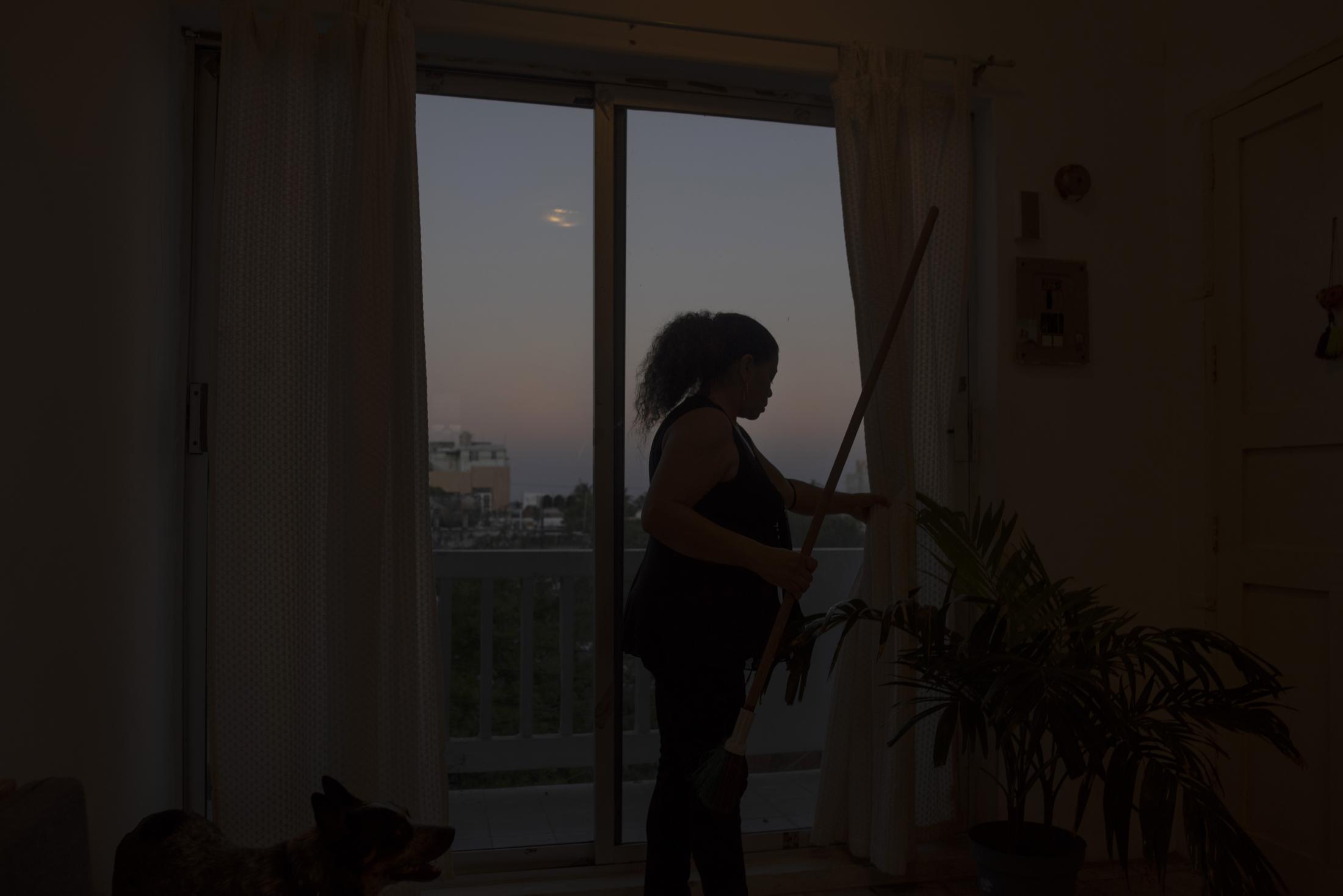 Mujeres ante la pandemia: Paola - Paola Reyes limpia el interior de la casa donde la han...