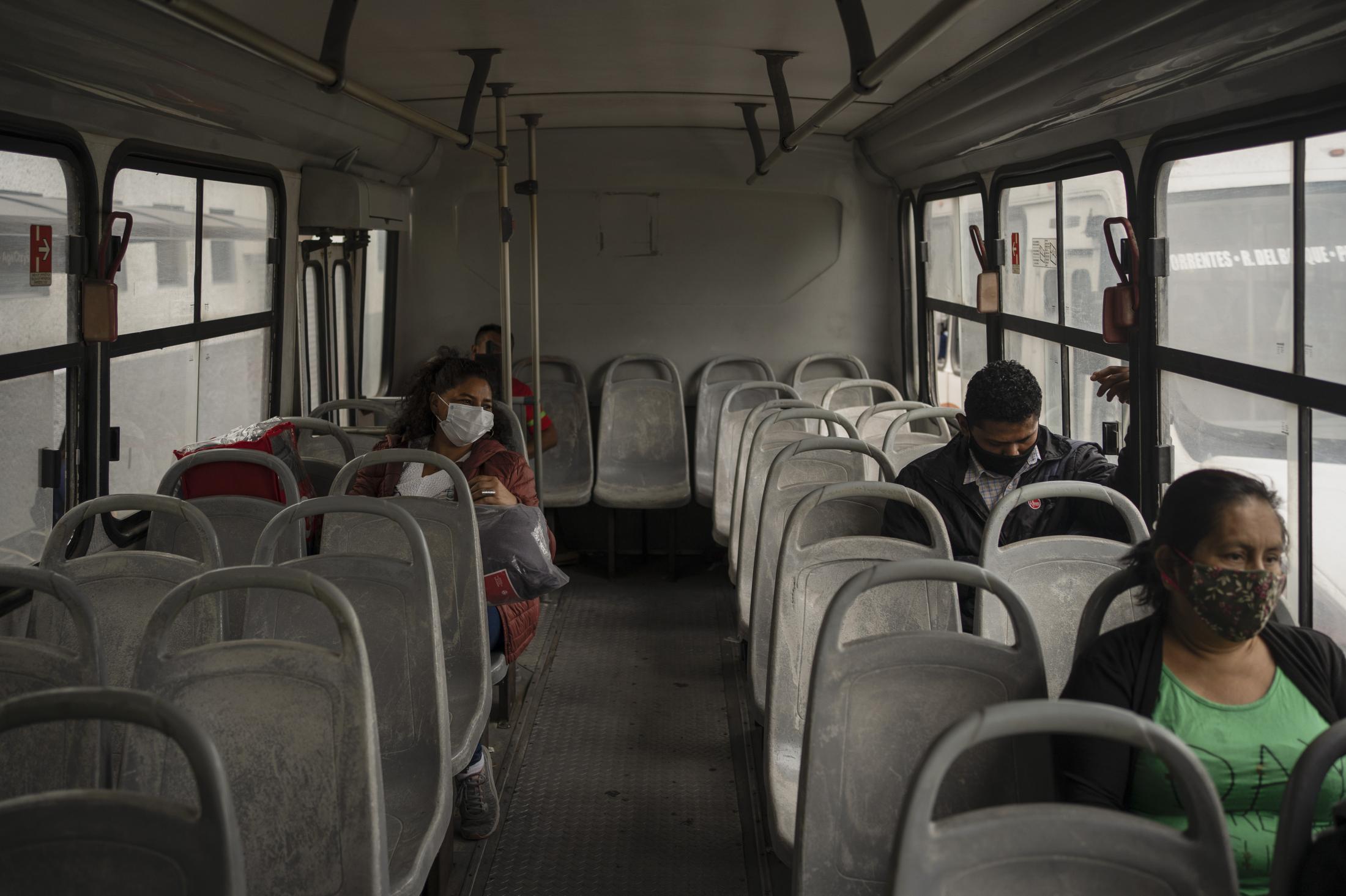 Mujeres ante la pandemia: Paola - Paola Reyes se traslada en un autobús para hacer...