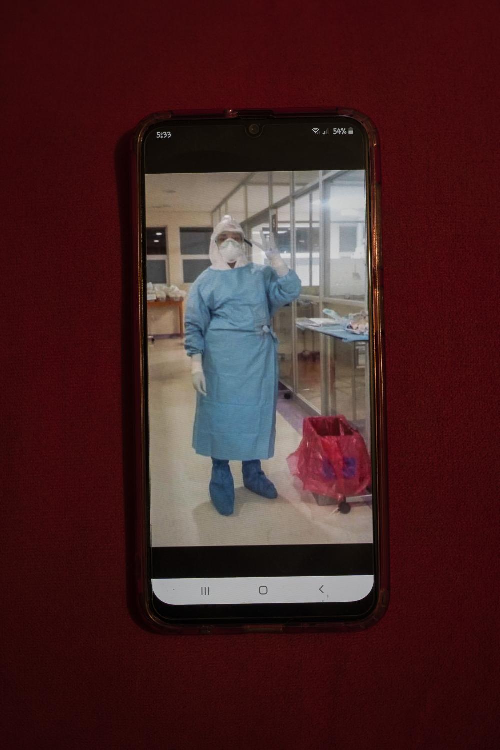 Mujeres ante la pandemia: Mónica - Una fotografía de Mónica Quijano trabajando...