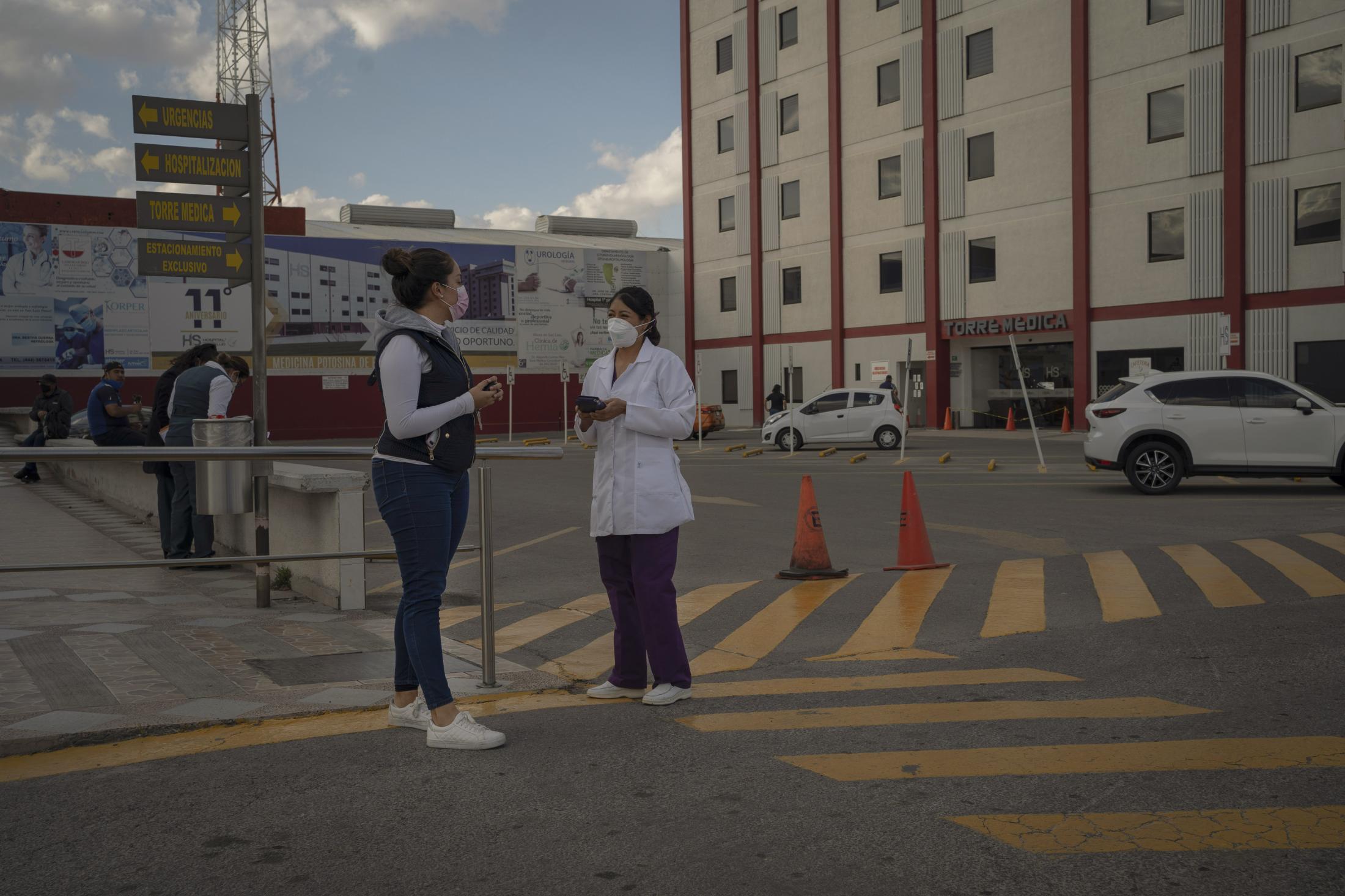 Mujeres ante la pandemia: Mónica - Mónica Quijano realiza una entrega de un producto...