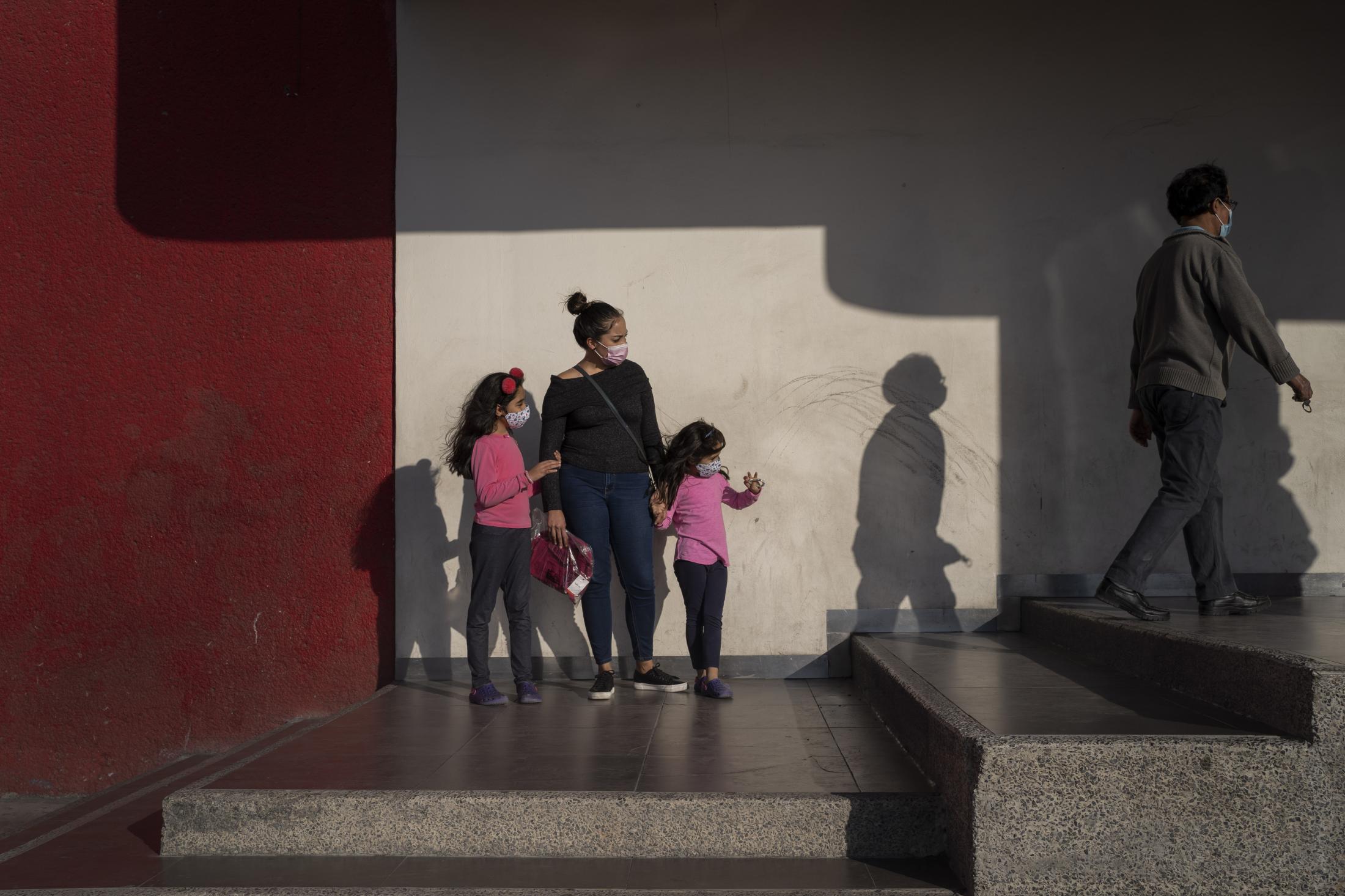 Mujeres ante la pandemia: Mónica - Mónica acompañada de sus dos hijas, espera...