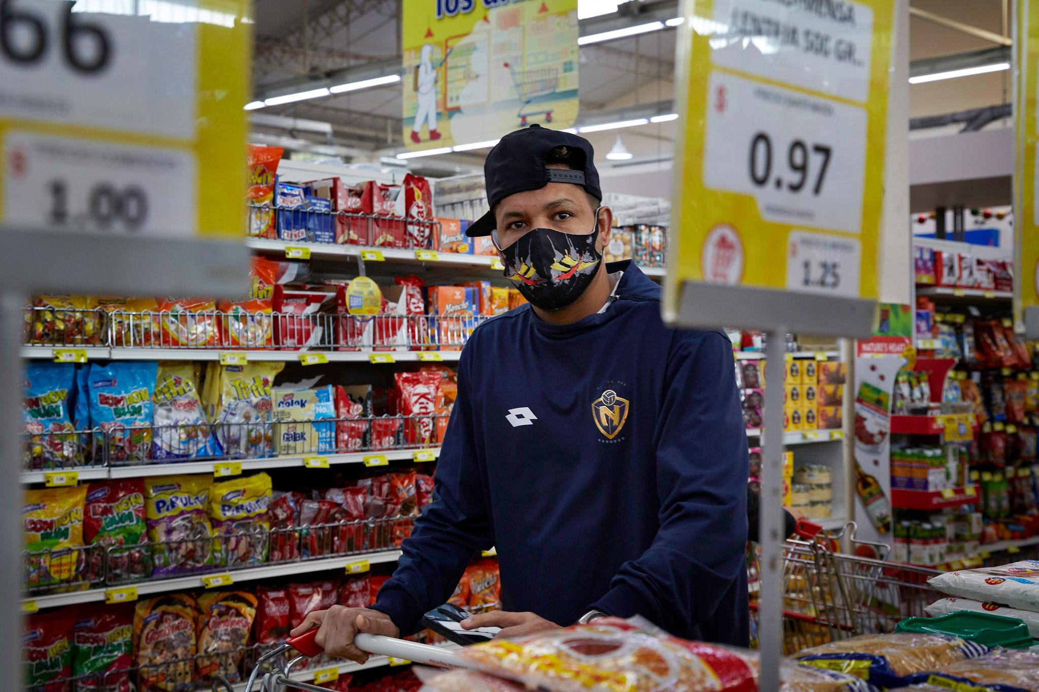 ESP: Un joven migrante venezolano recorre el Supermercado Santa Mar&iacute;a realizando...