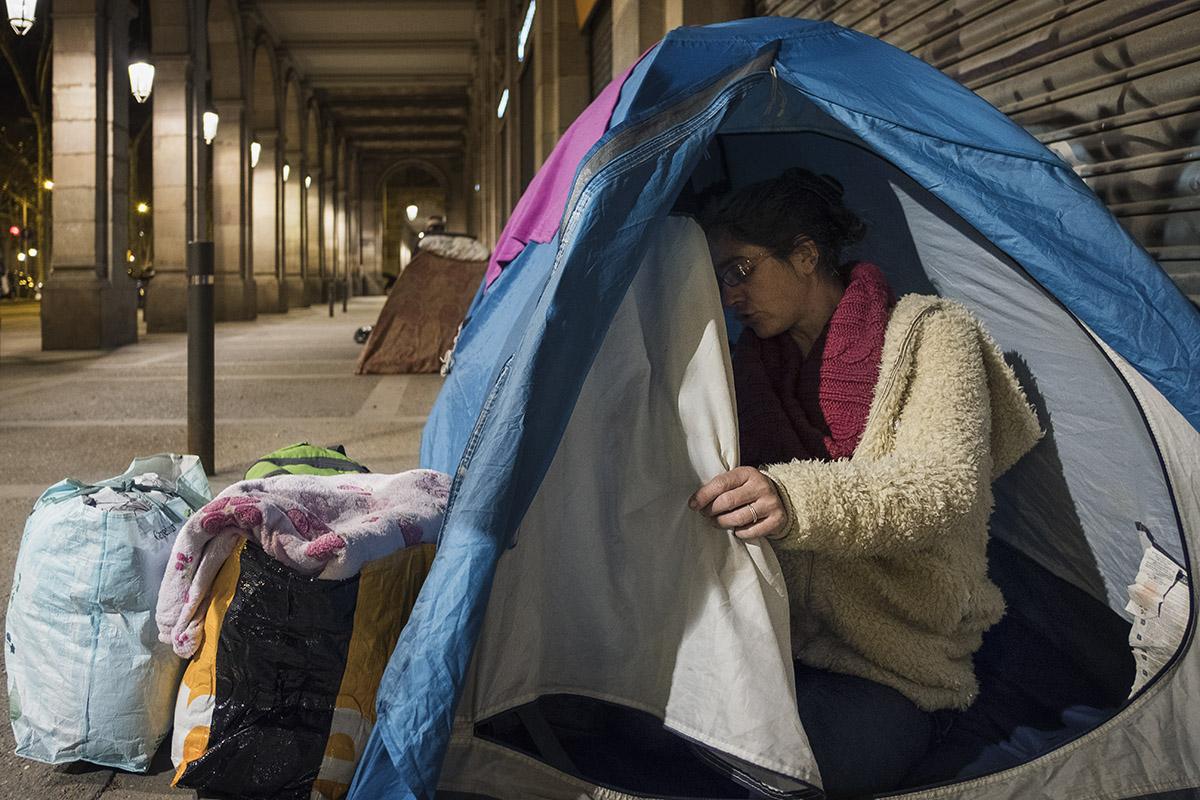 Shelter, a story on homelessness women in Barcelona - Shelter (2017-2020) describes destitute women&#39;s lives in Barcelona, illustrating...