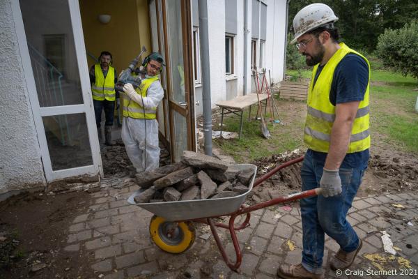 Syrische Freiwilliger Helfer-Sinzig - The retirement home the team are clearing suffered 12...