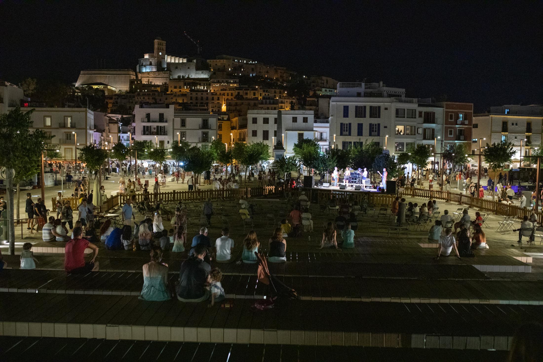 Covid-19: Ibiza Parties Infiltrated By Detectives - IBIZA, SPAIN - AUGUST 6: Tourists enjoy a live concert...