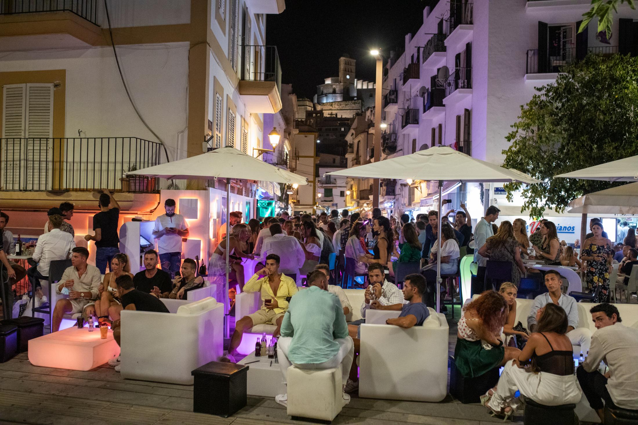Covid-19: Ibiza Parties Infiltrated By Detectives - IBIZA, SPAIN - AUGUST 7: Tourists have fun in pubs in the...