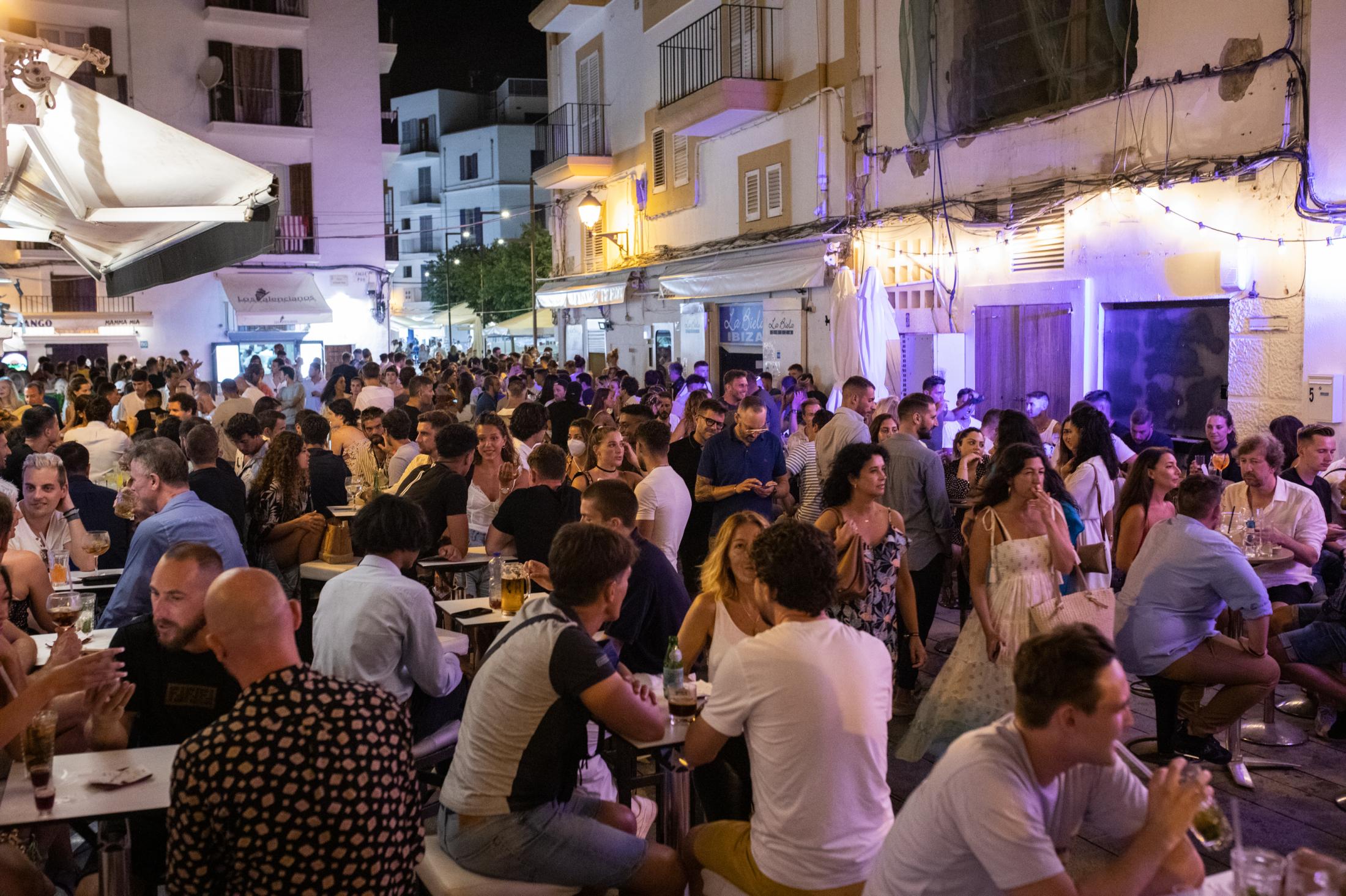 Covid-19: Ibiza Parties Infiltrated By Detectives - IBIZA, SPAIN - AUGUST 7: Tourists have fun in pubs in the...