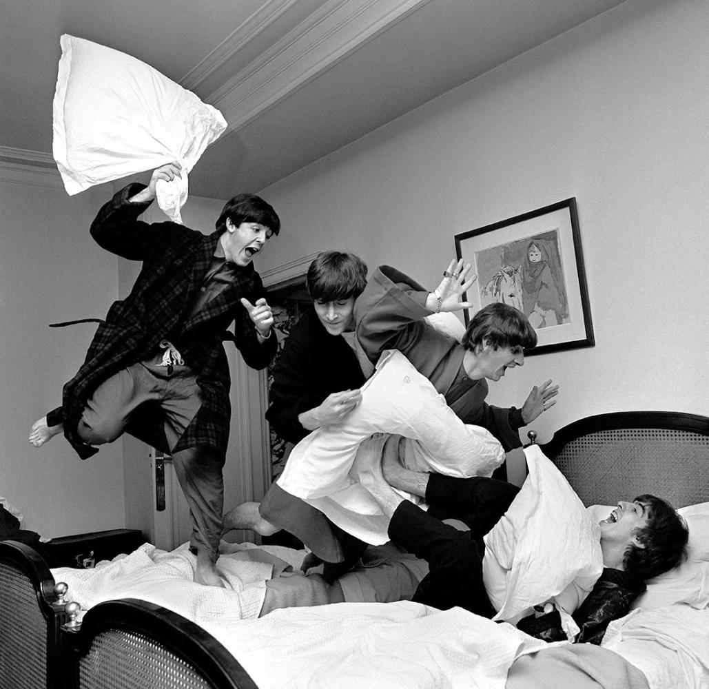 Harry Benson, Pillow Fight, Paris, 1964.&nbsp;
