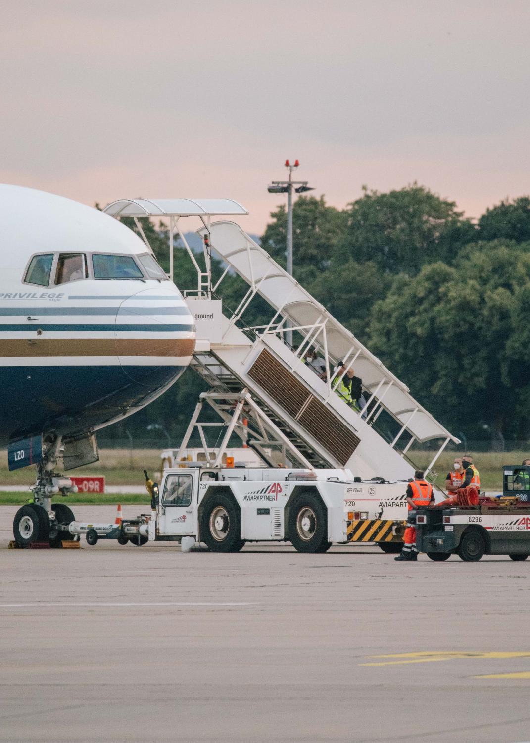 Deportations to Afghanistan - Police officers accompany detainees into a plane at Hanover airfield. July 6th, 2021