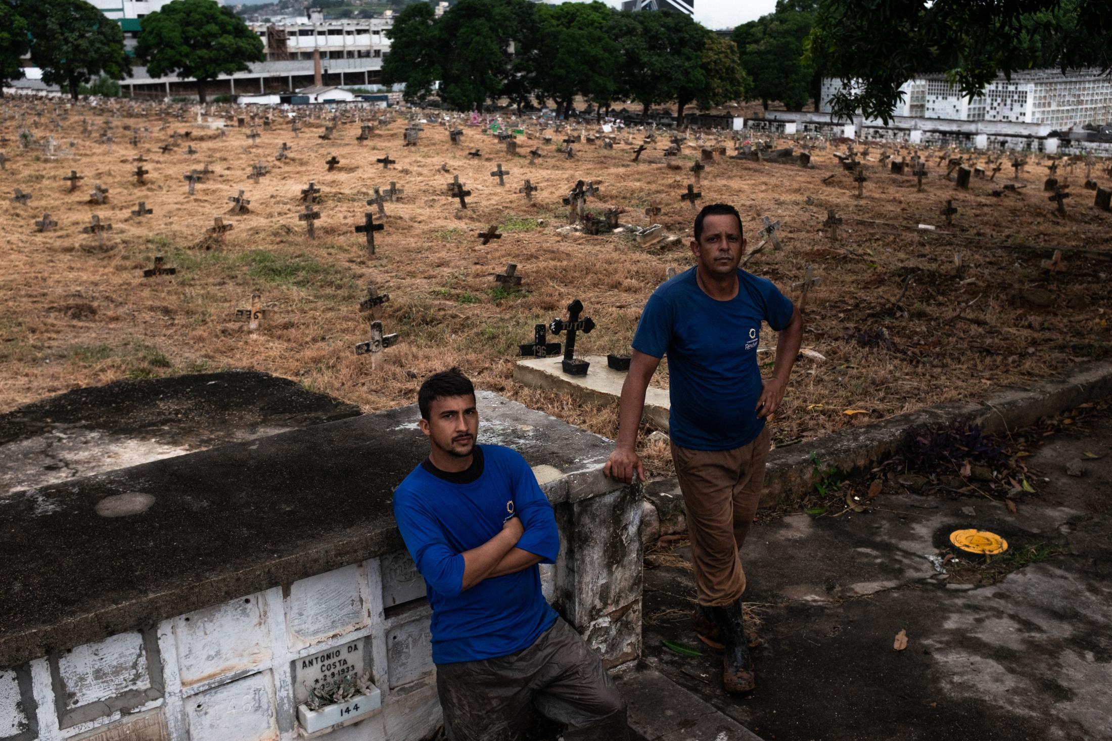 Graveddigers, COVID and death: Rio's biggest cemetery - 