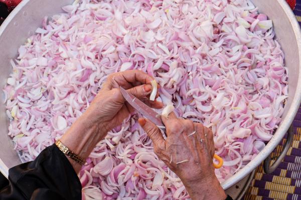 Ashura - Ashura - Preparing the onions