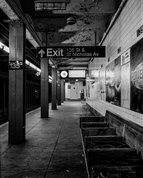 Image from Harlem Nocturnal -   Late Night Wait    July 25, 2002    12:20 am, waiting...