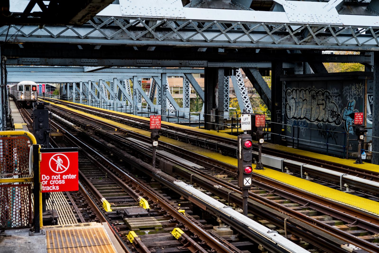 225th Street Subway Station 17111143