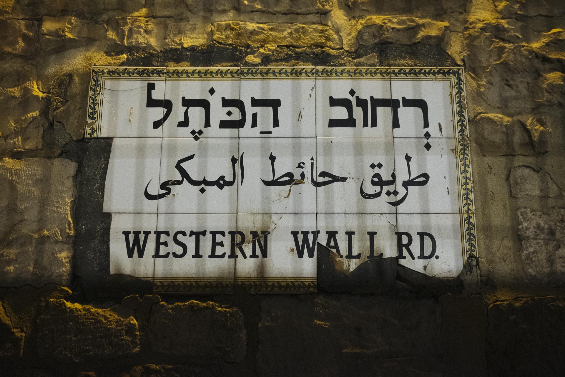 Trilingual sign indicating the direction of the Wailing Wall. Jerusalem, February 11, 2020. Pancarte trilingue indiquant la direction du mur des...
