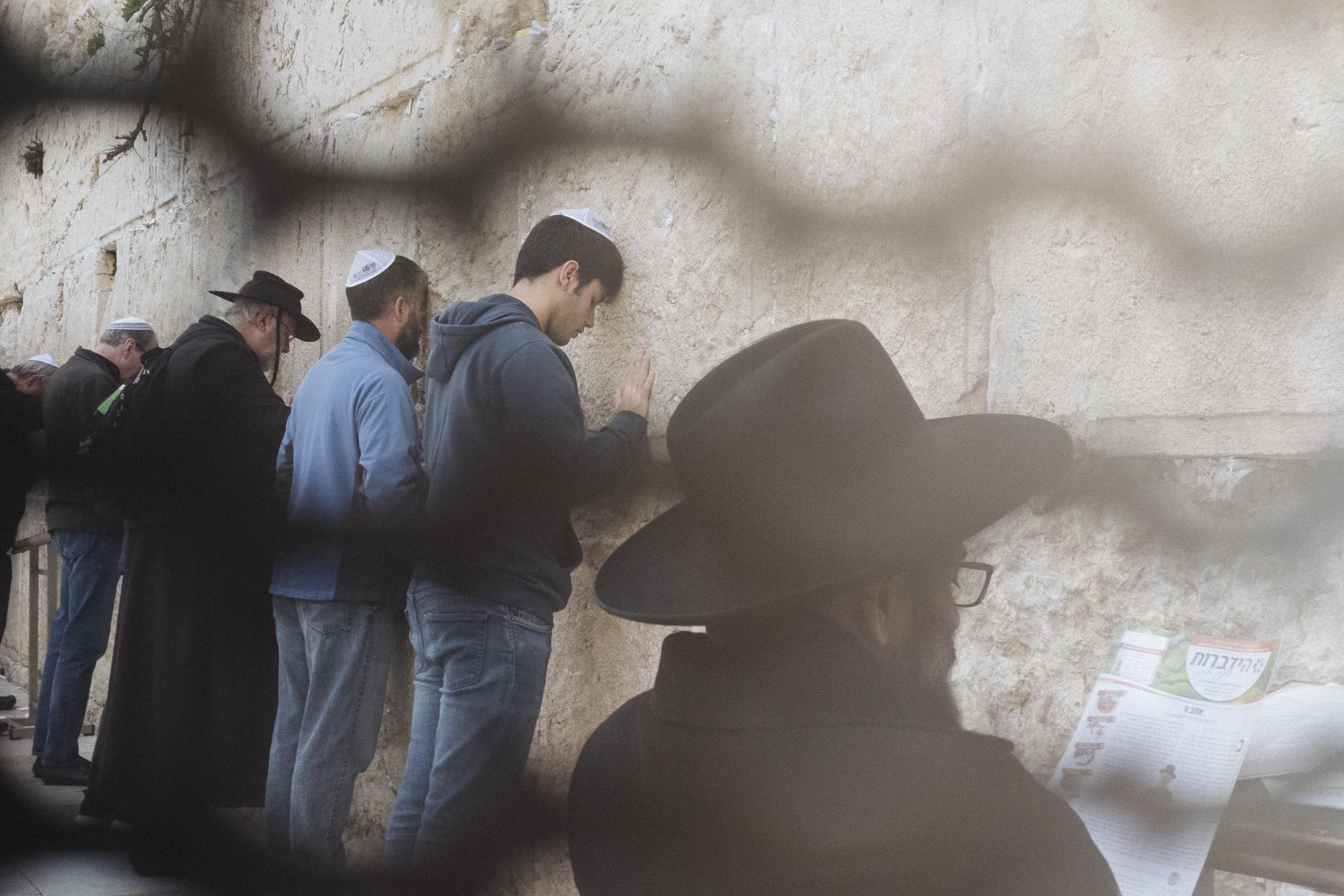 Au nom de tous les Saints - Men pray in front of the Western Wall at the beginning of...
