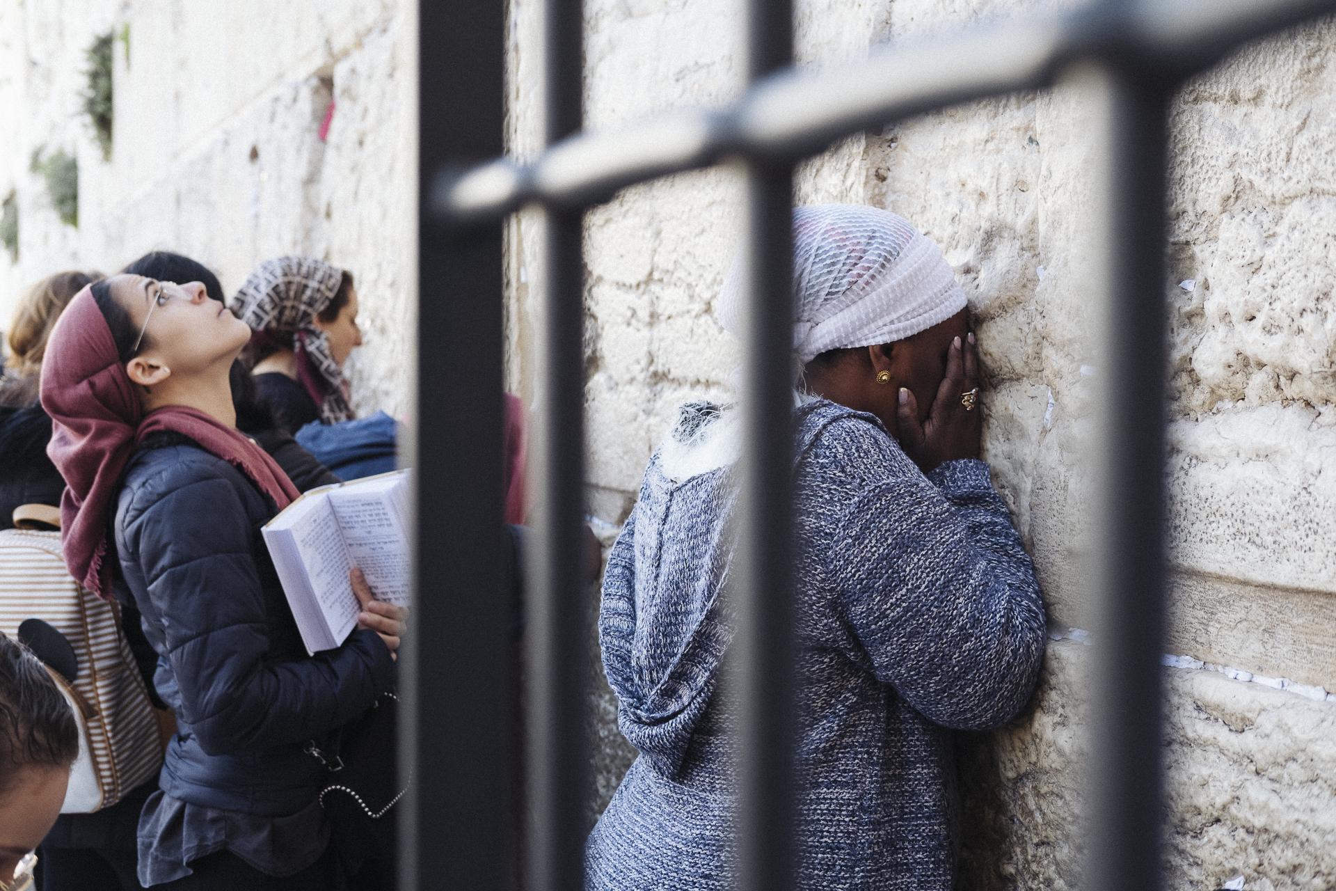 Au nom de tous les Saints - Women pray in front of the Western Wall. Jerusalem,...