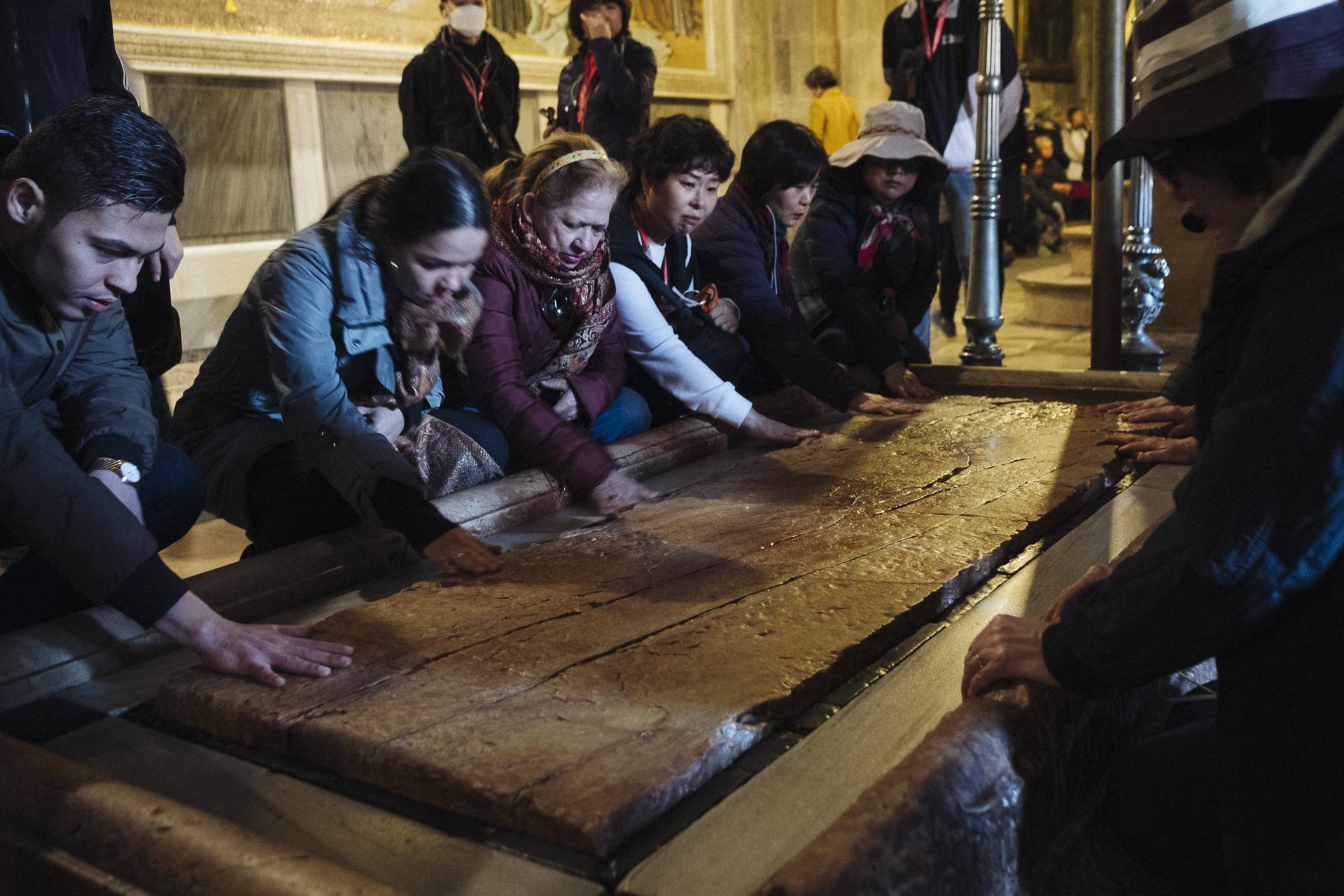 Au nom de tous les Saints - Pilgrims gather in front of the Stone of the Anointing in...