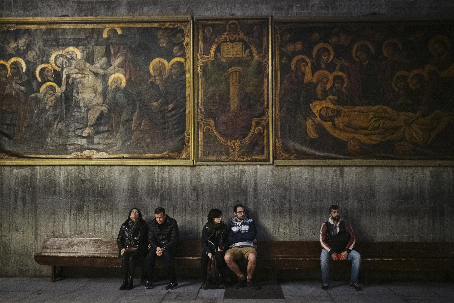 Au nom de tous les Saints - Tourists in front of the painting of Christ after his...