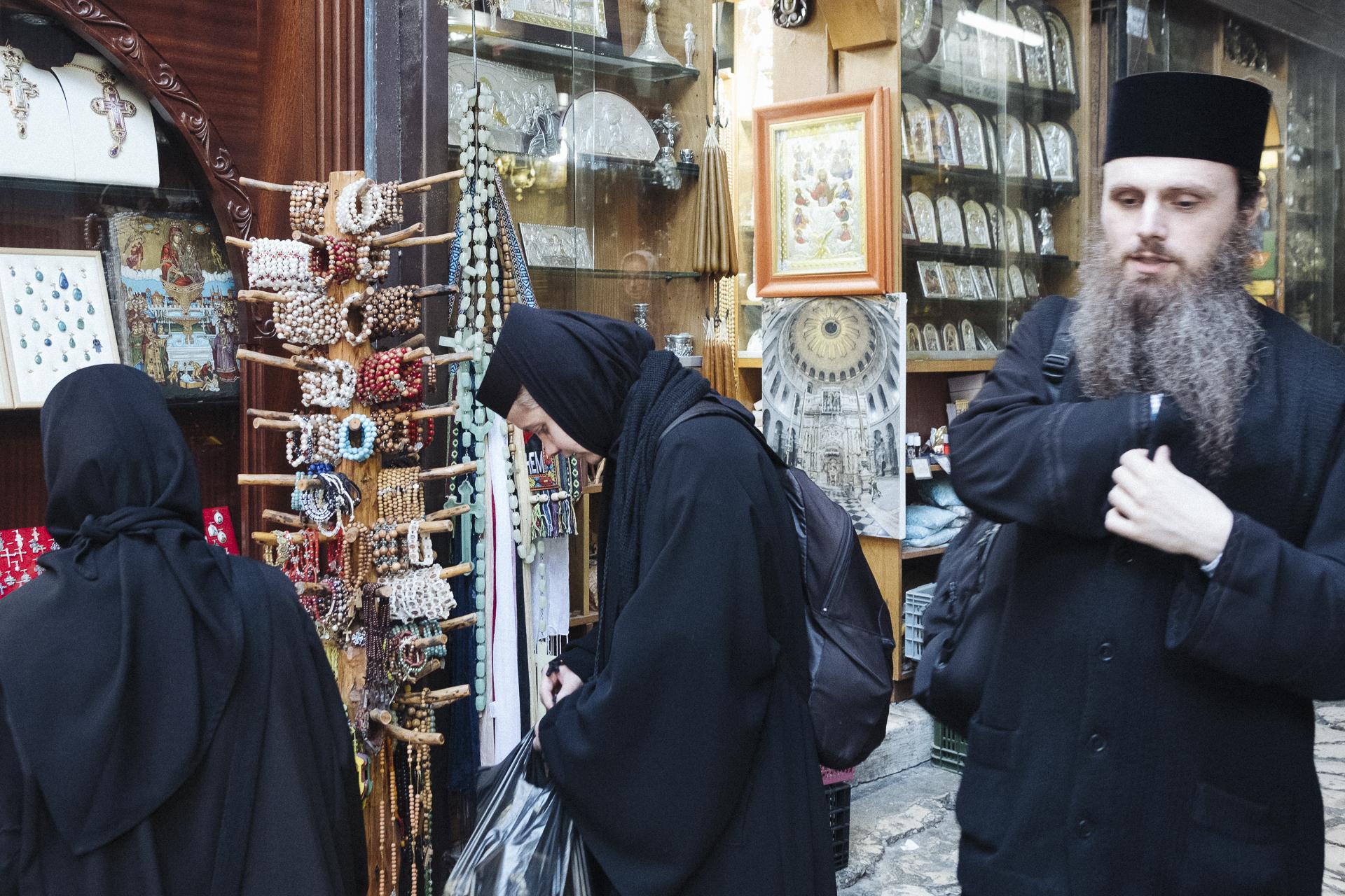 Au nom de tous les Saints - Orthodox priest and sisters in front of a religious shop...