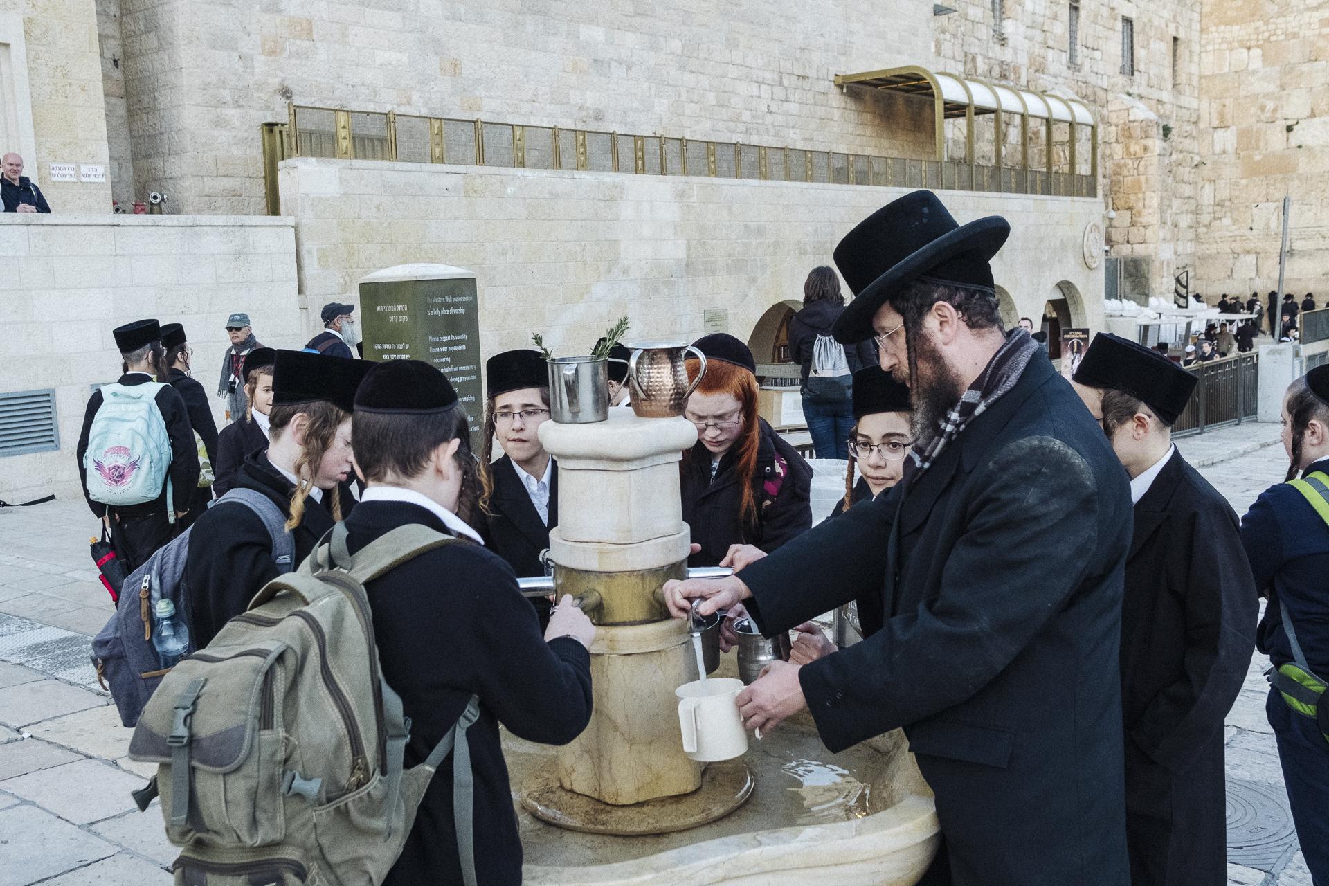 Au nom de tous les Saints - Orthodox Jewish children preparing for prayer in front of...