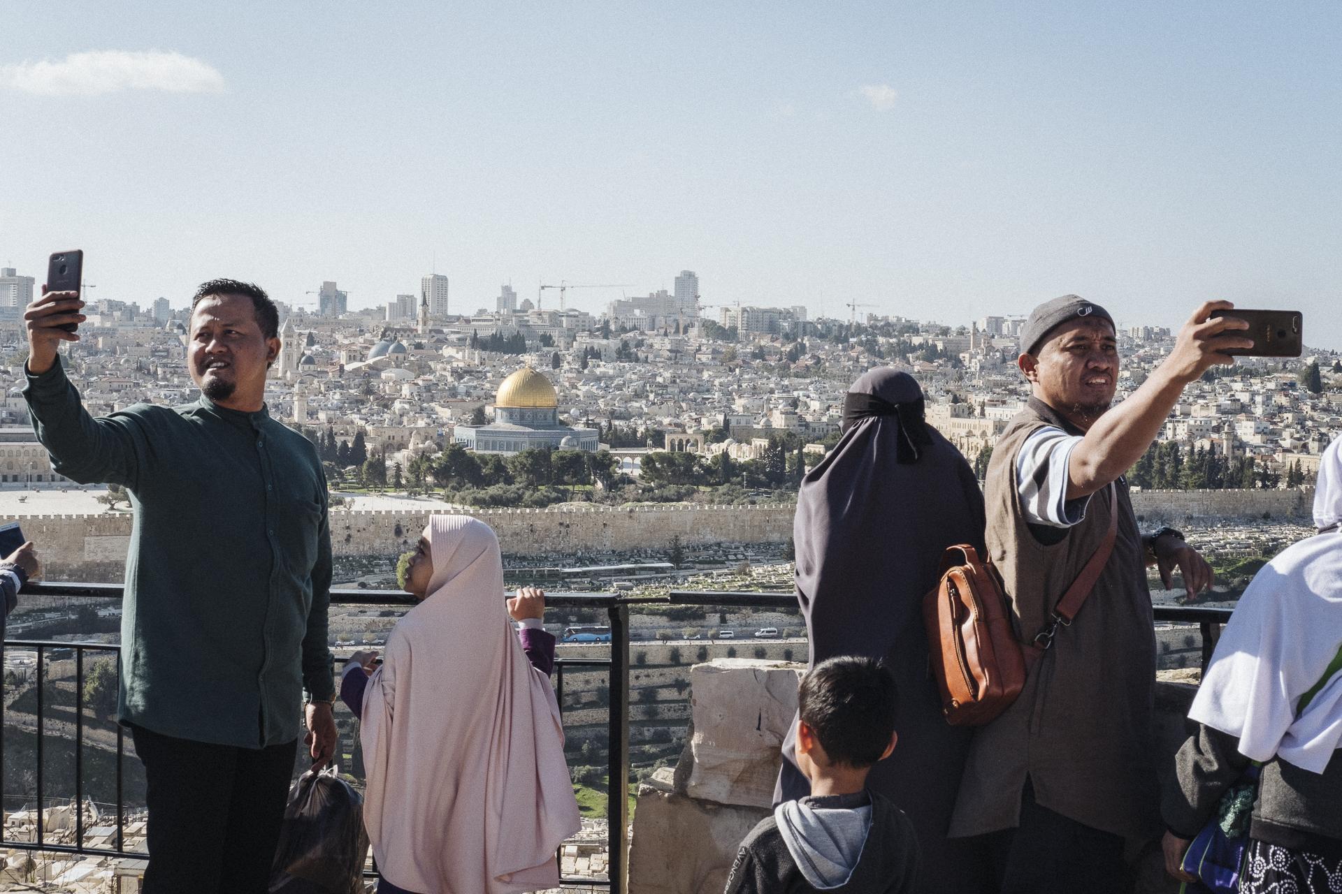 Au nom de tous les Saints - Tourists taking pictures with the Dome of the Rock in the...